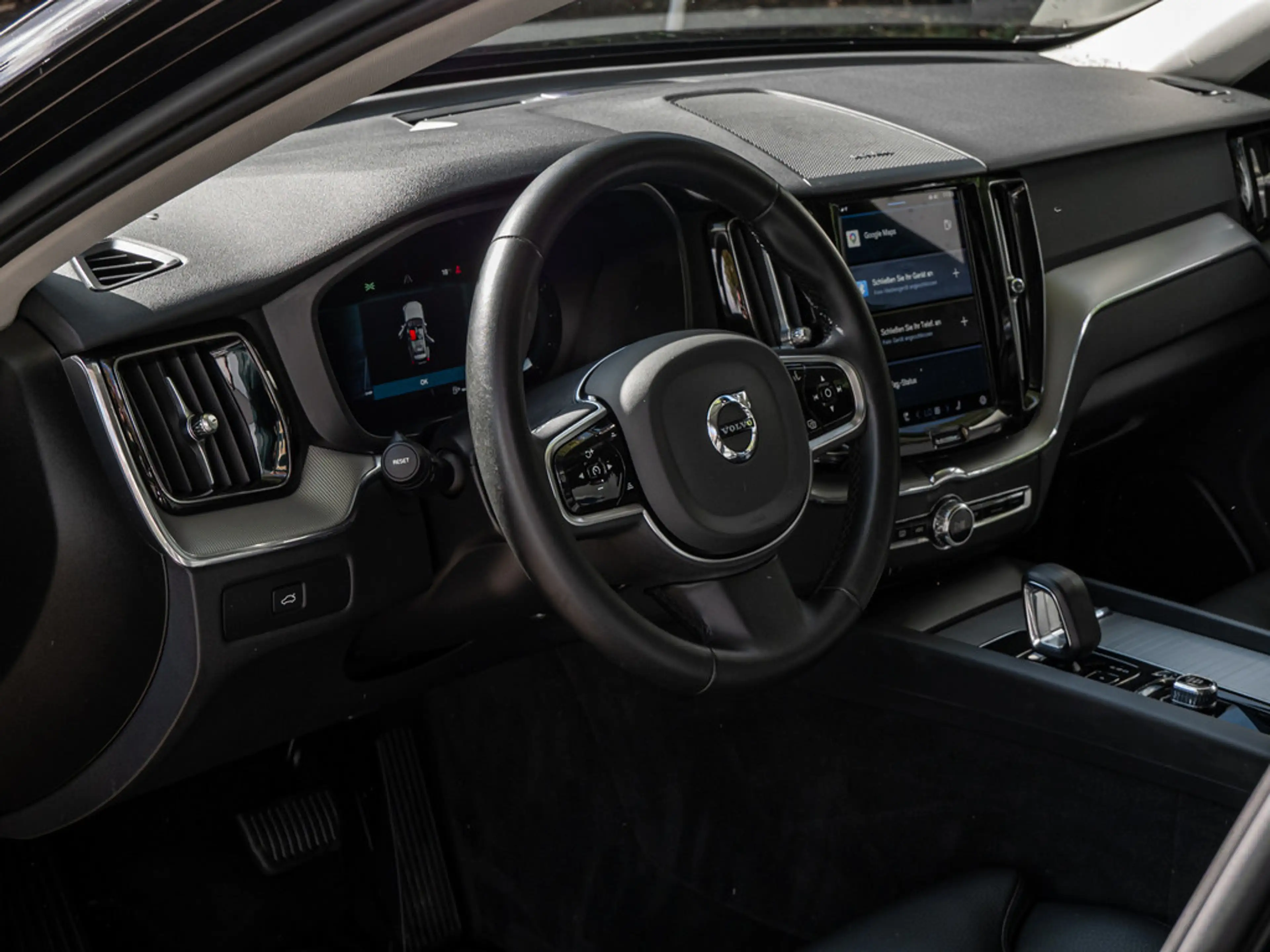 Volvo XC60 B4 Diesel Plus Dark AWD STANDHZ LED PANO — photo 13