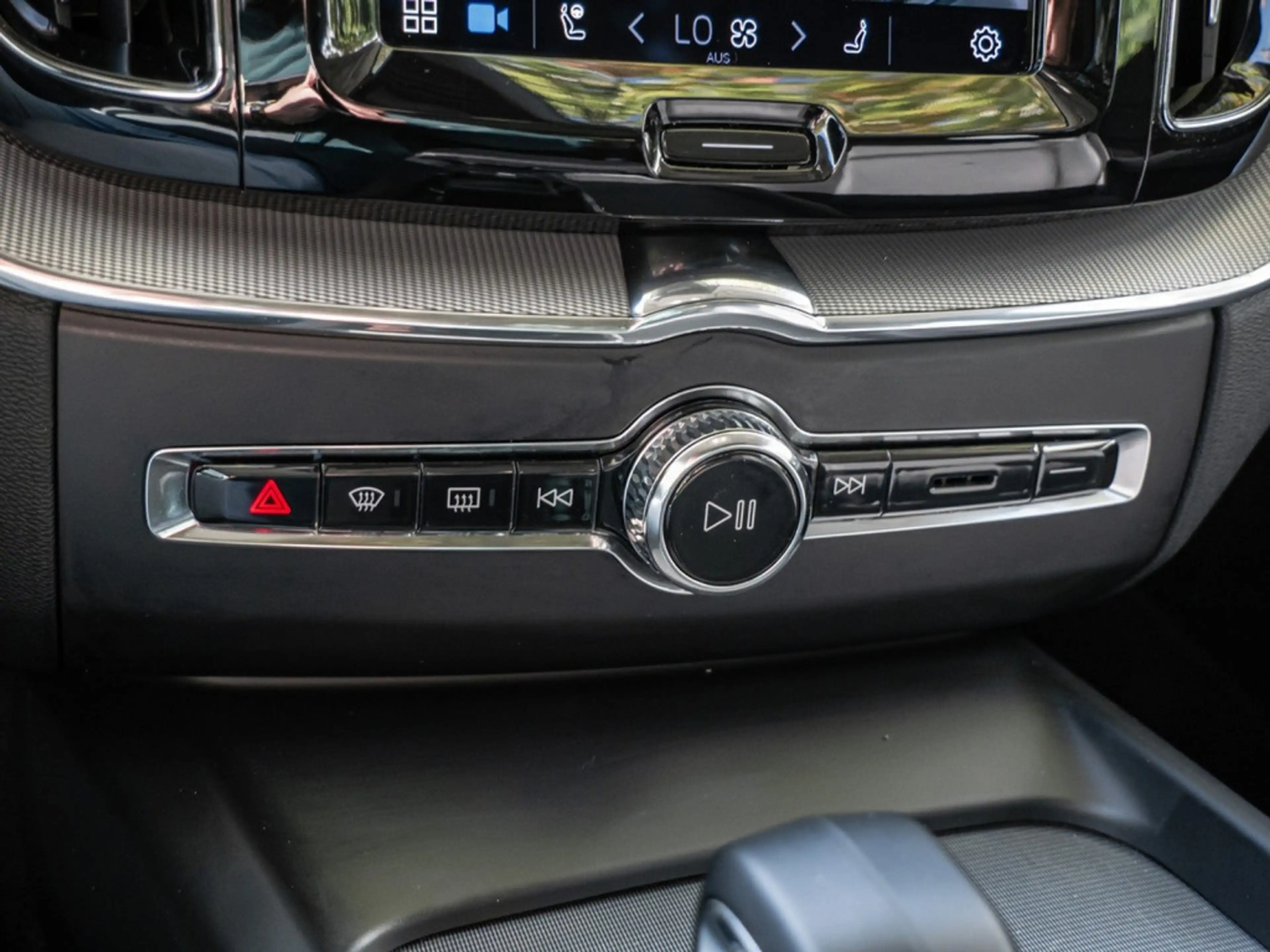 Volvo XC60 B4 Diesel Plus Dark AWD STANDHZ LED PANO — photo 9