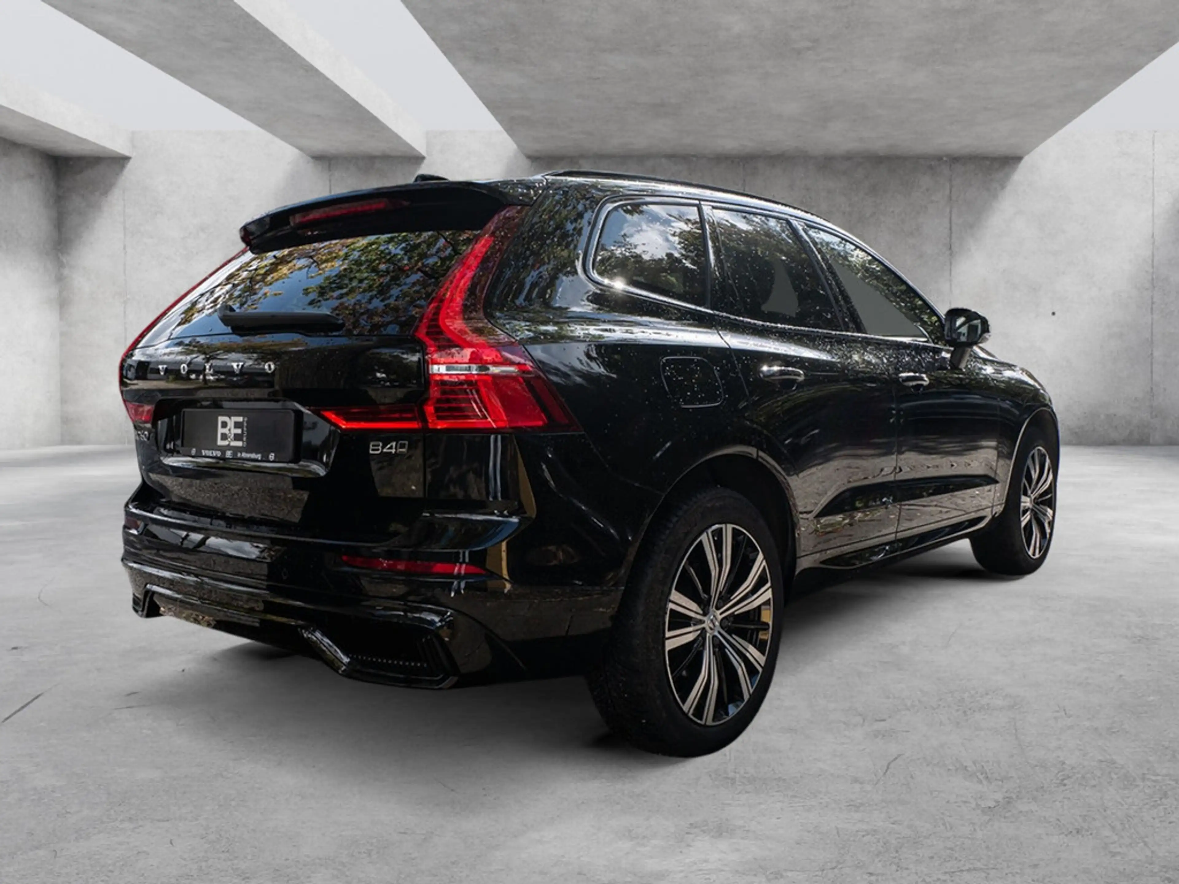 Volvo XC60 B4 Diesel Plus Dark AWD STANDHZ LED PANO — photo 3