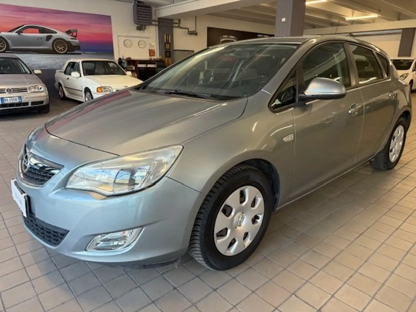 Opel Astra Astra IV 2010 5p 1.7 cdti ecotec 110cv Gris - 1