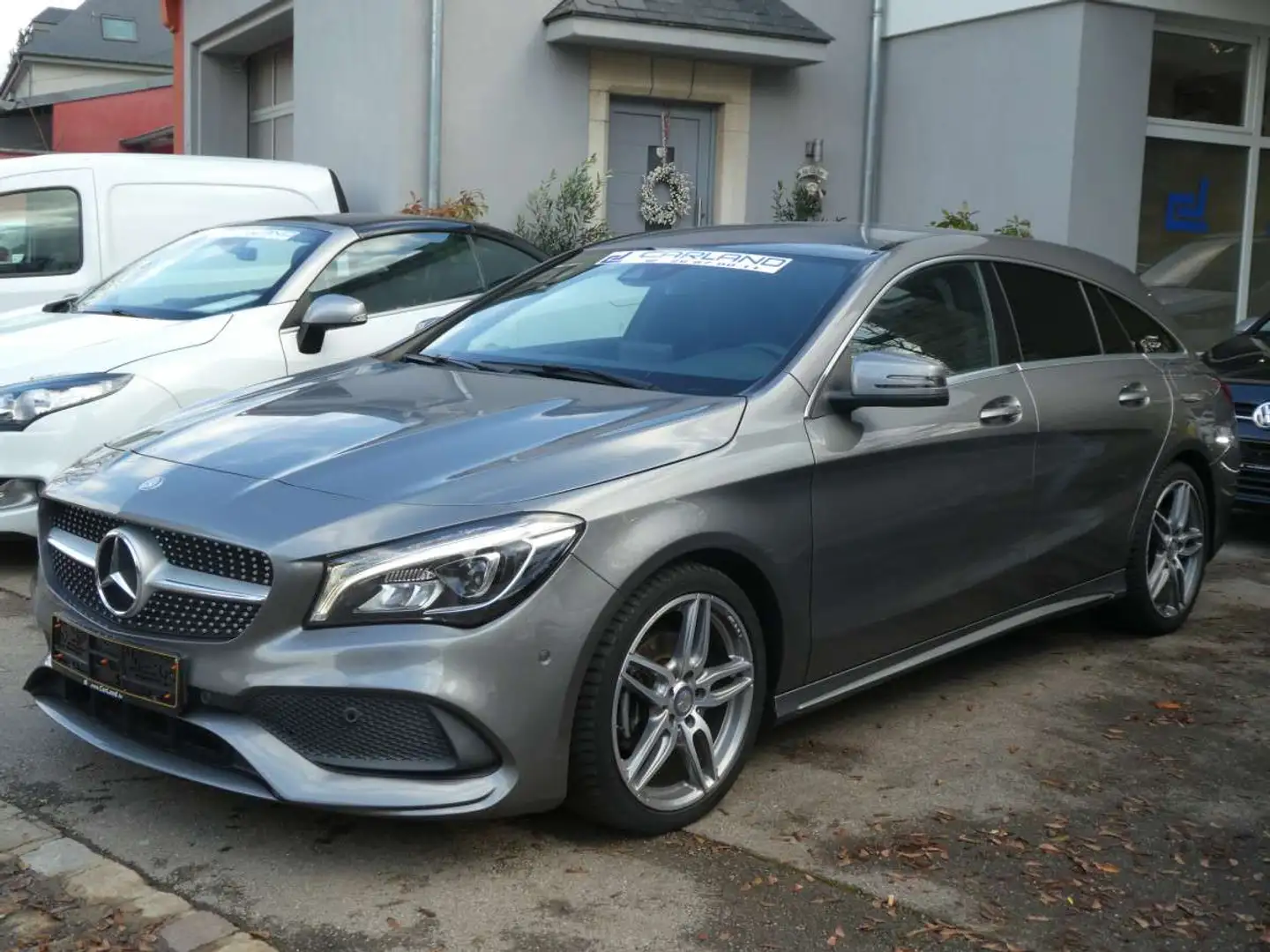 Mercedes-Benz CLA 180 Shooting Brake AMG Line Sport Grijs - 1