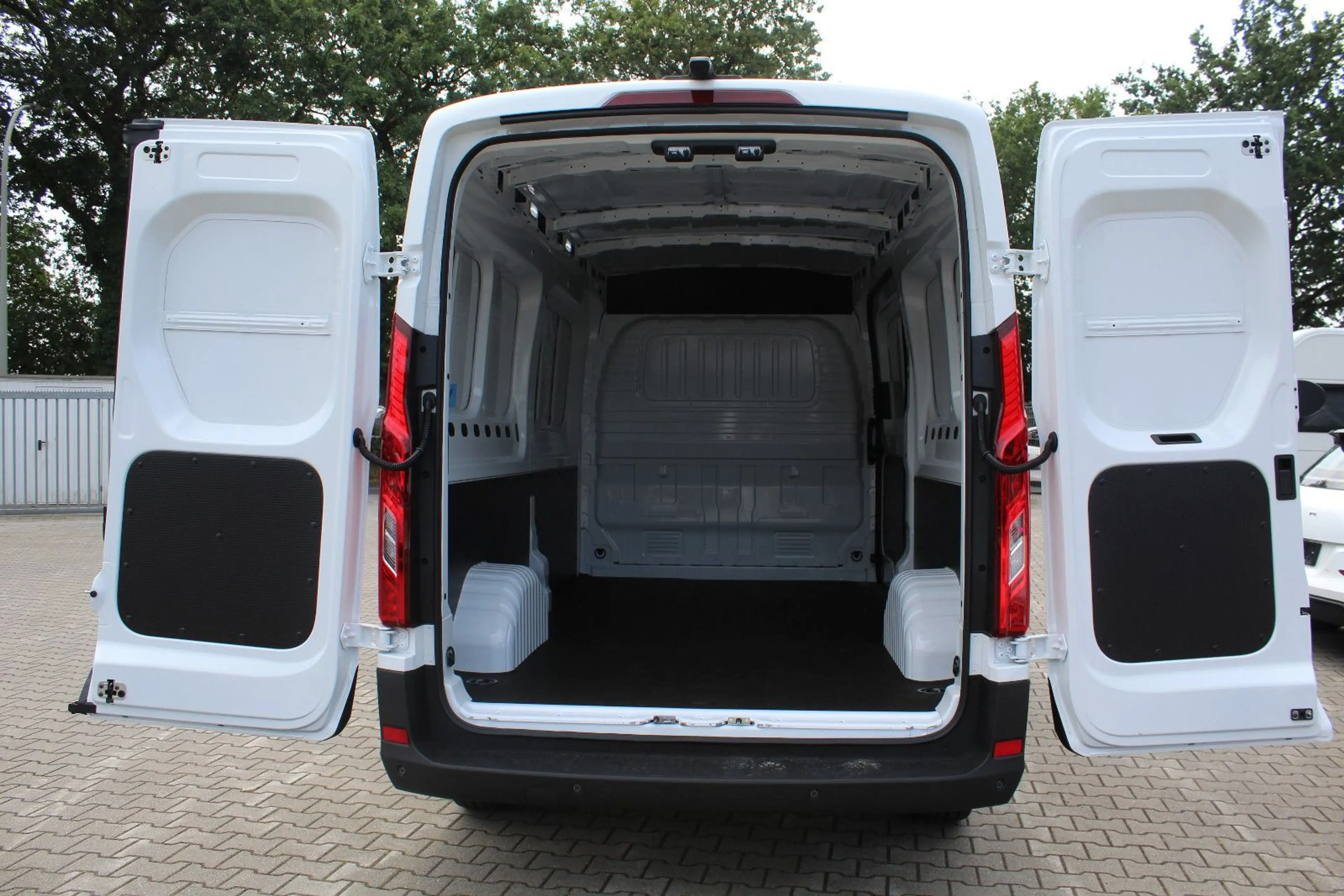 Maxus Deliver 9 2.0Diesel(Neues Modell,Rückfahrkamera) — photo 7
