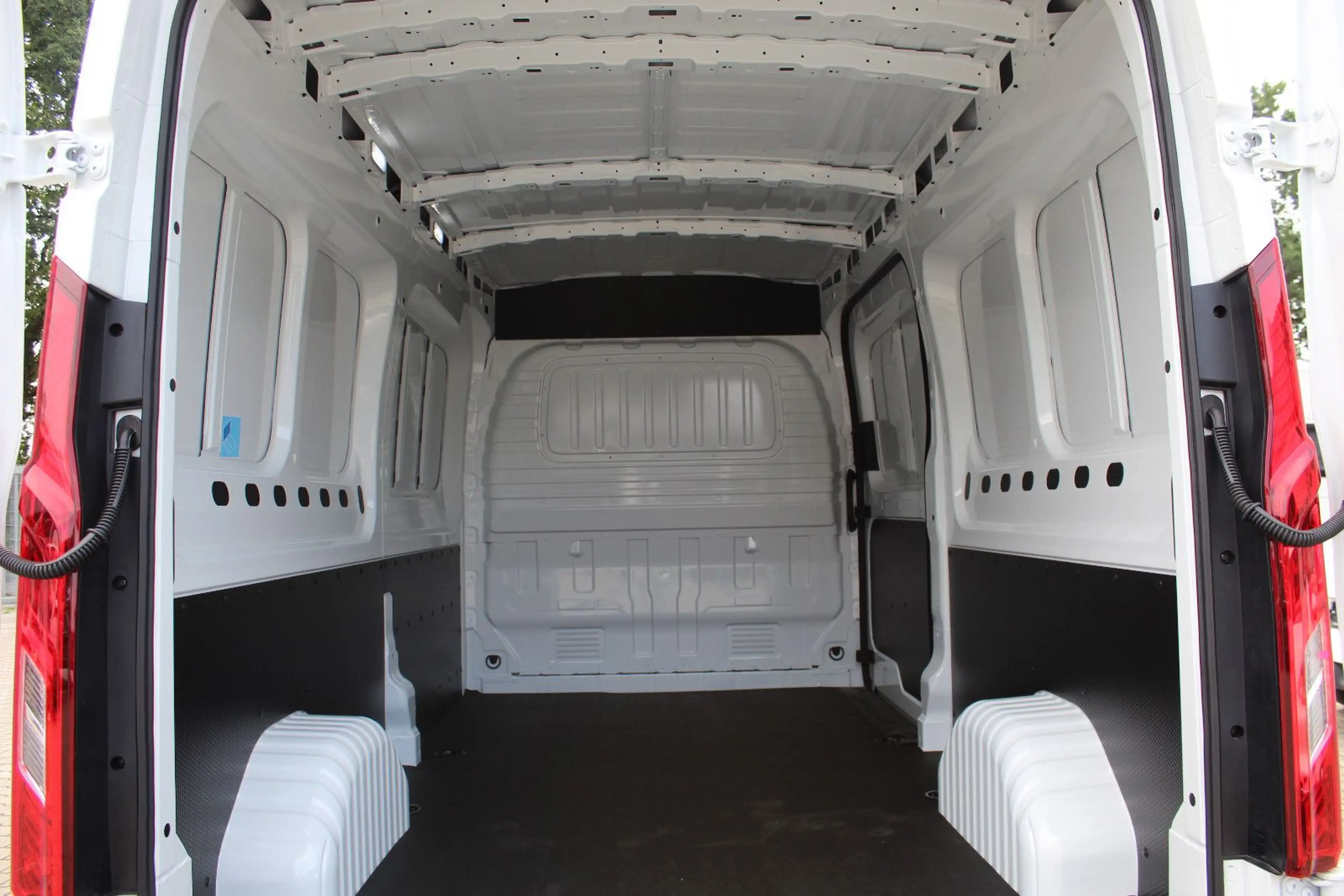 Maxus Deliver 9 2.0Diesel(Neues Modell,Rückfahrkamera) — photo 8