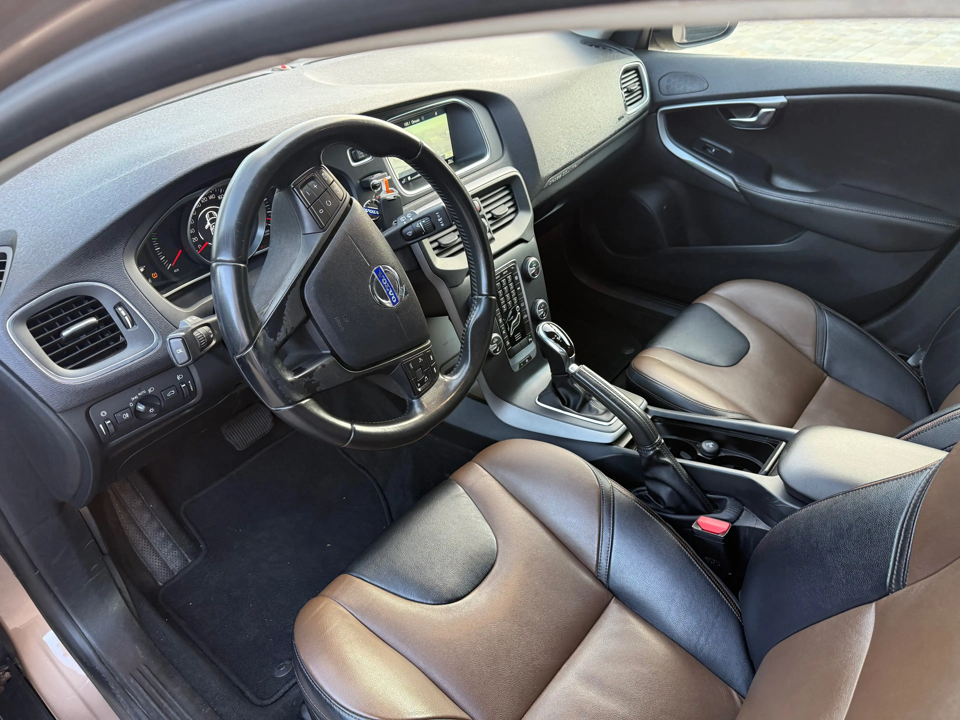 Volvo V40 Cross Country 1.6 D2 Ocean Race Powershift — photo 9