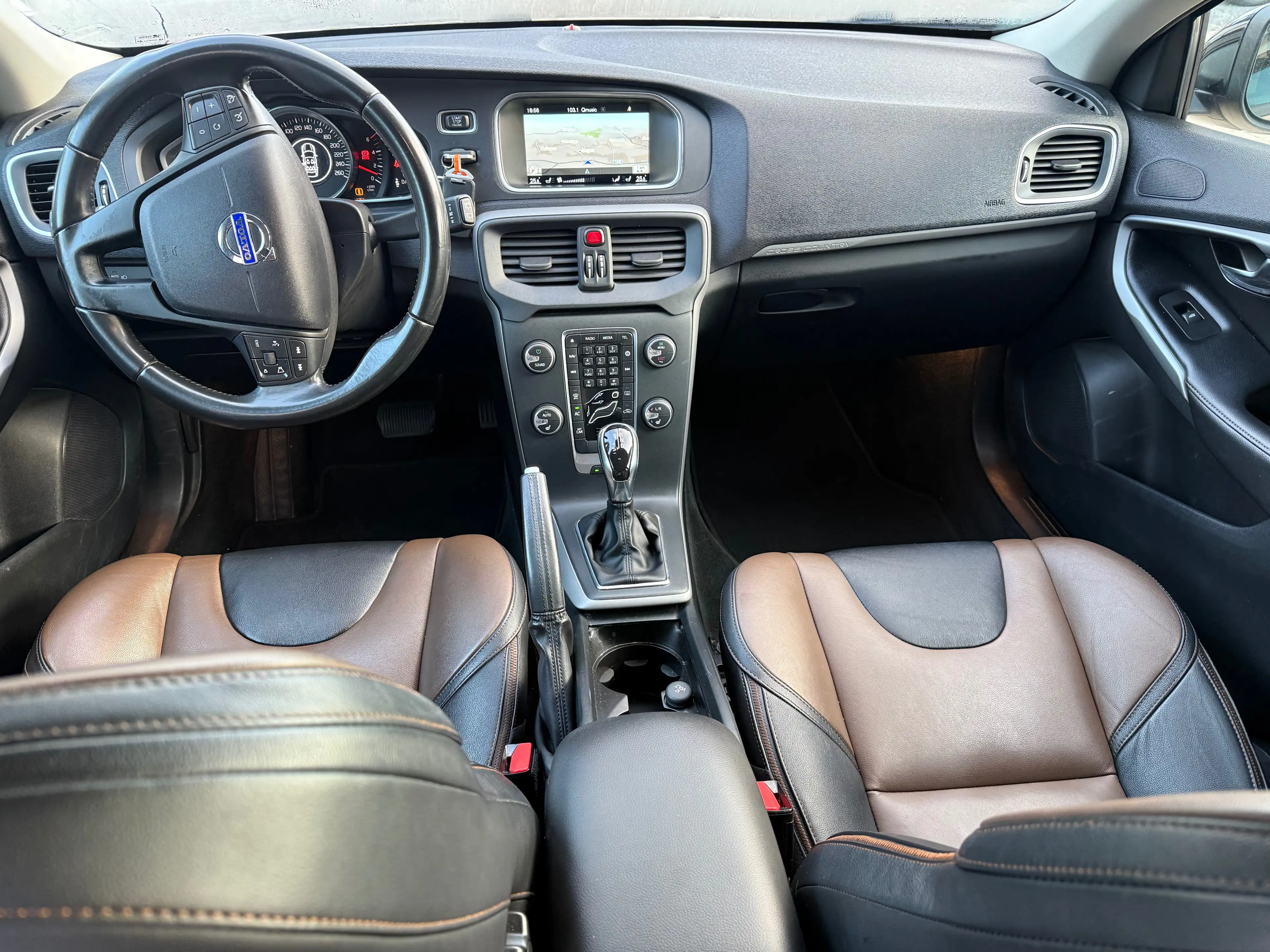 Volvo V40 Cross Country 1.6 D2 Ocean Race Powershift — photo 7