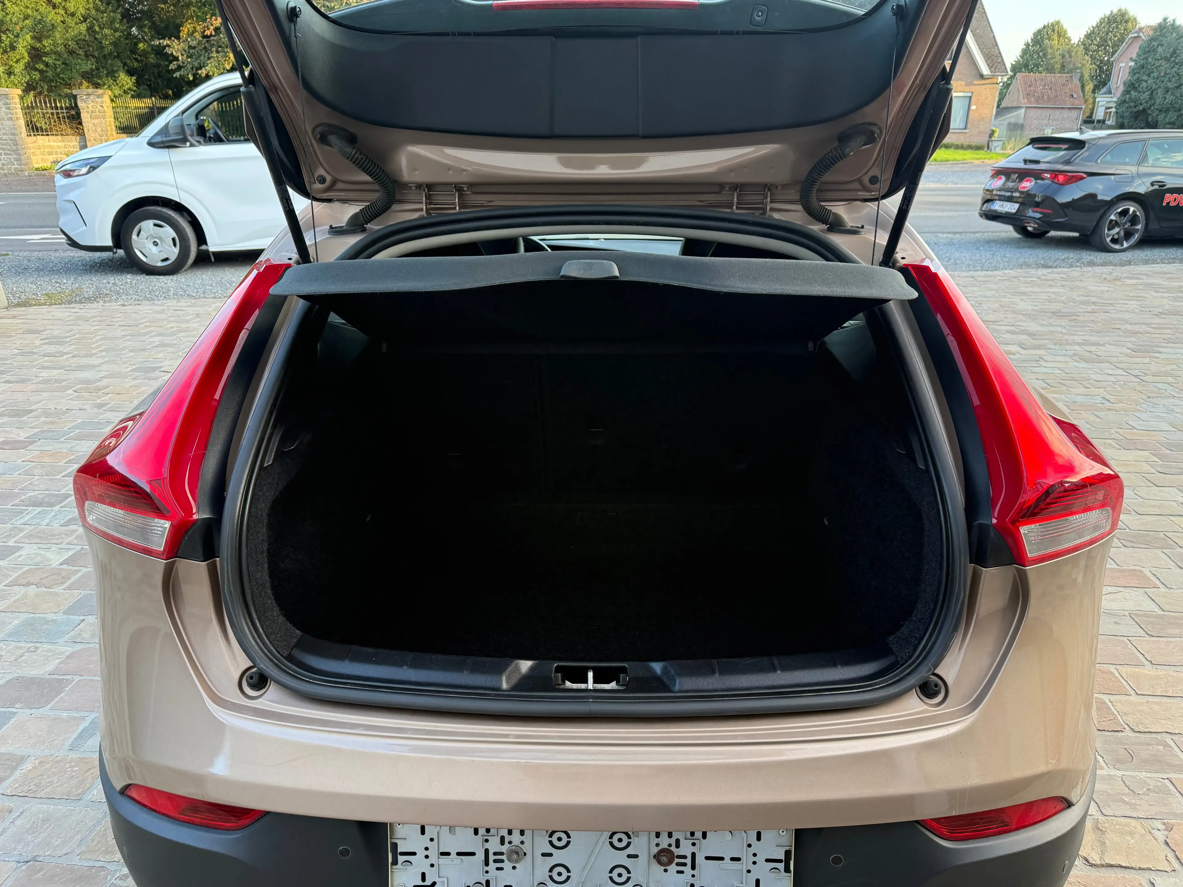 Volvo V40 Cross Country 1.6 D2 Ocean Race Powershift — photo 10