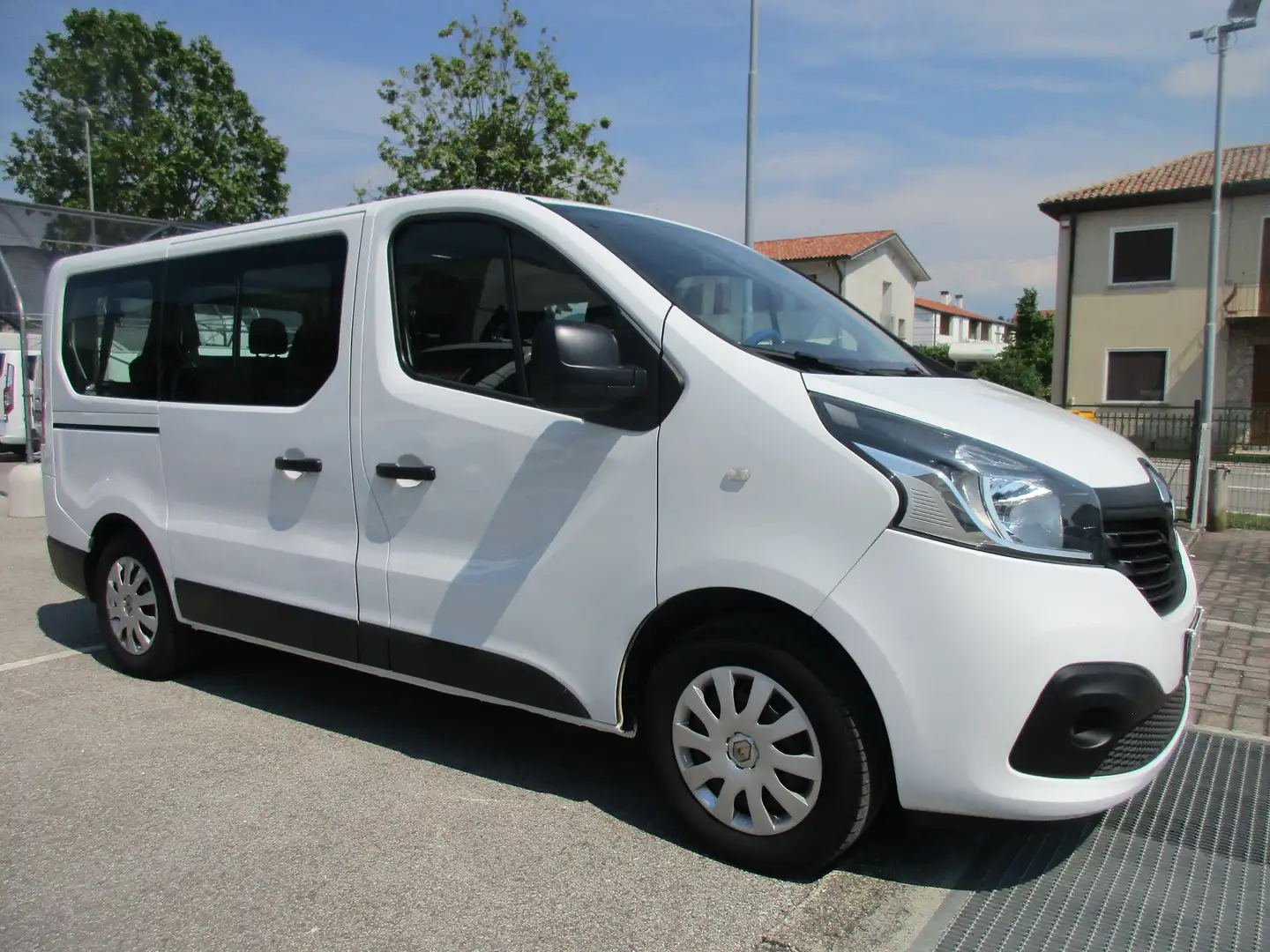 Renault Trafic 27 2.0 dci 120 cv L1H1 TRASPORTO DISABILI Blanco - 2