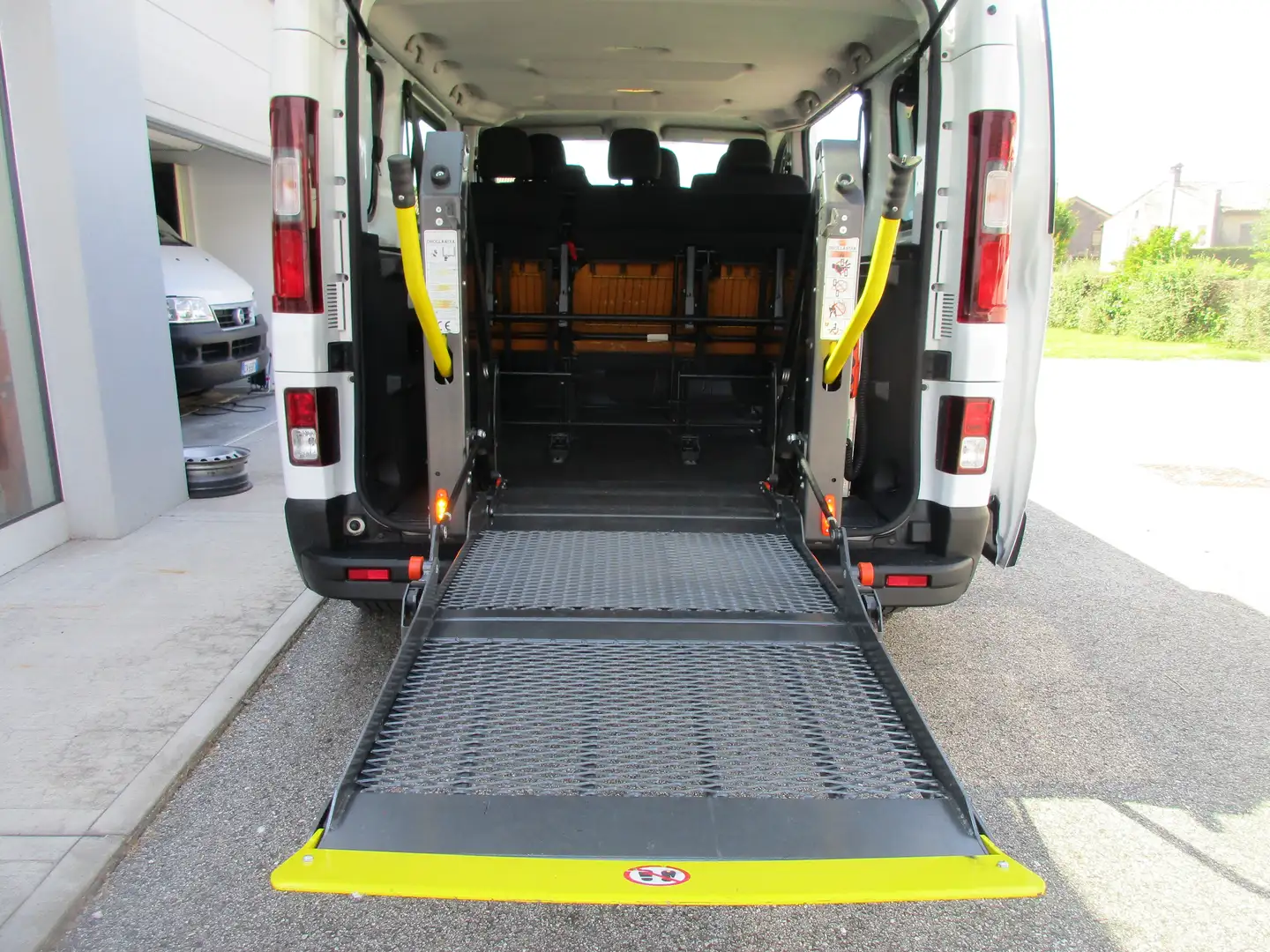 Renault Trafic 27 2.0 dci 120 cv L1H1 TRASPORTO DISABILI Blanco - 1