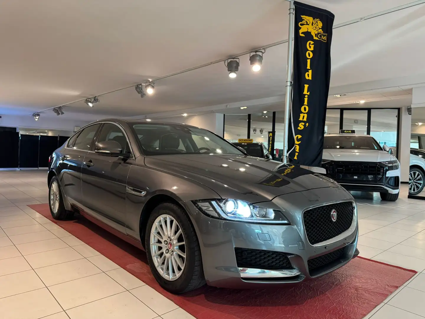 Jaguar XF 2.0d i4 BERLINA 180cv auto my19 Gris - 1