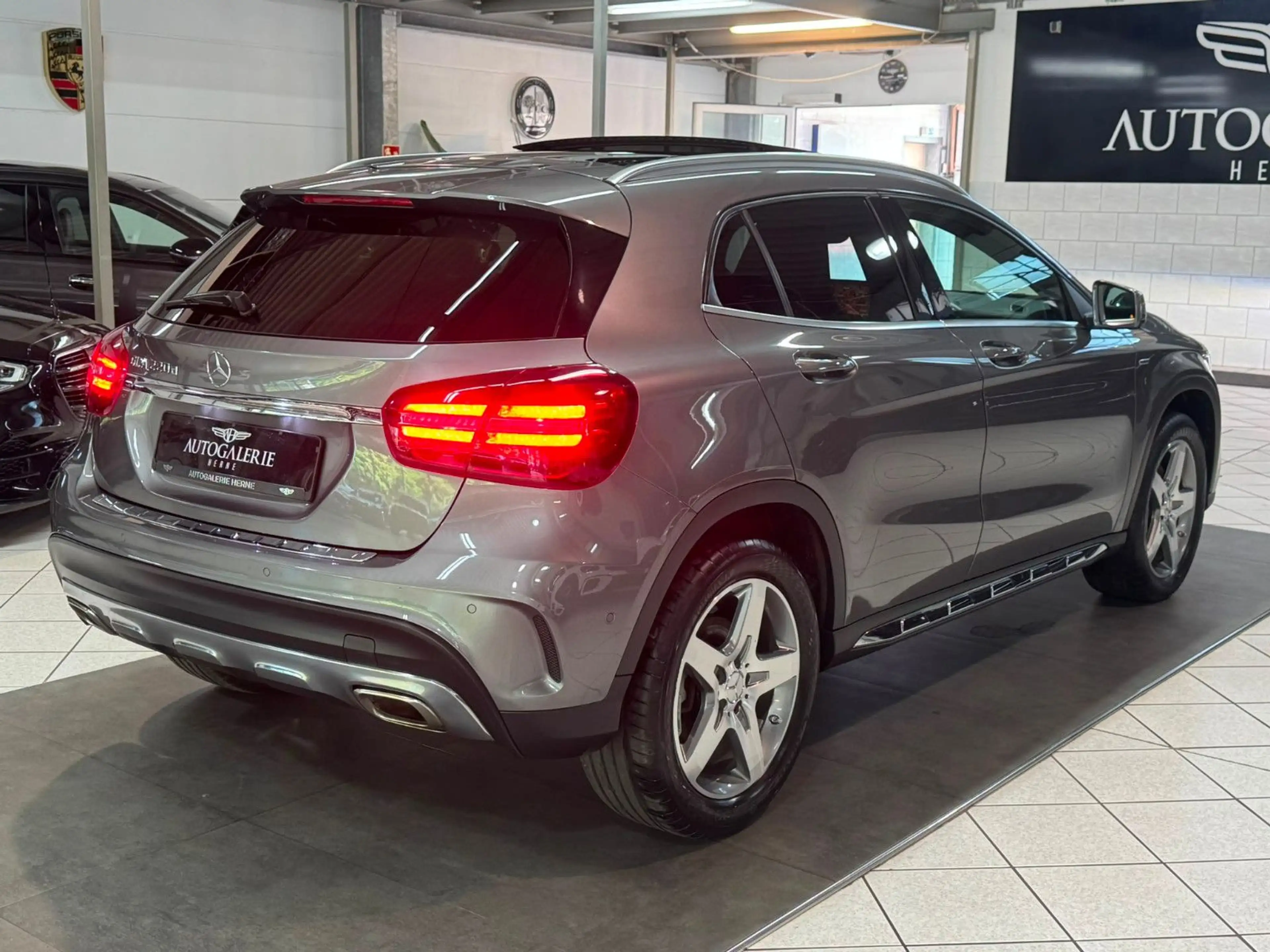 Mercedes-Benz GLA 220 d AMG LINE*AUT*PANO*LED*NAV*T-LEDER*TOWI — photo 4