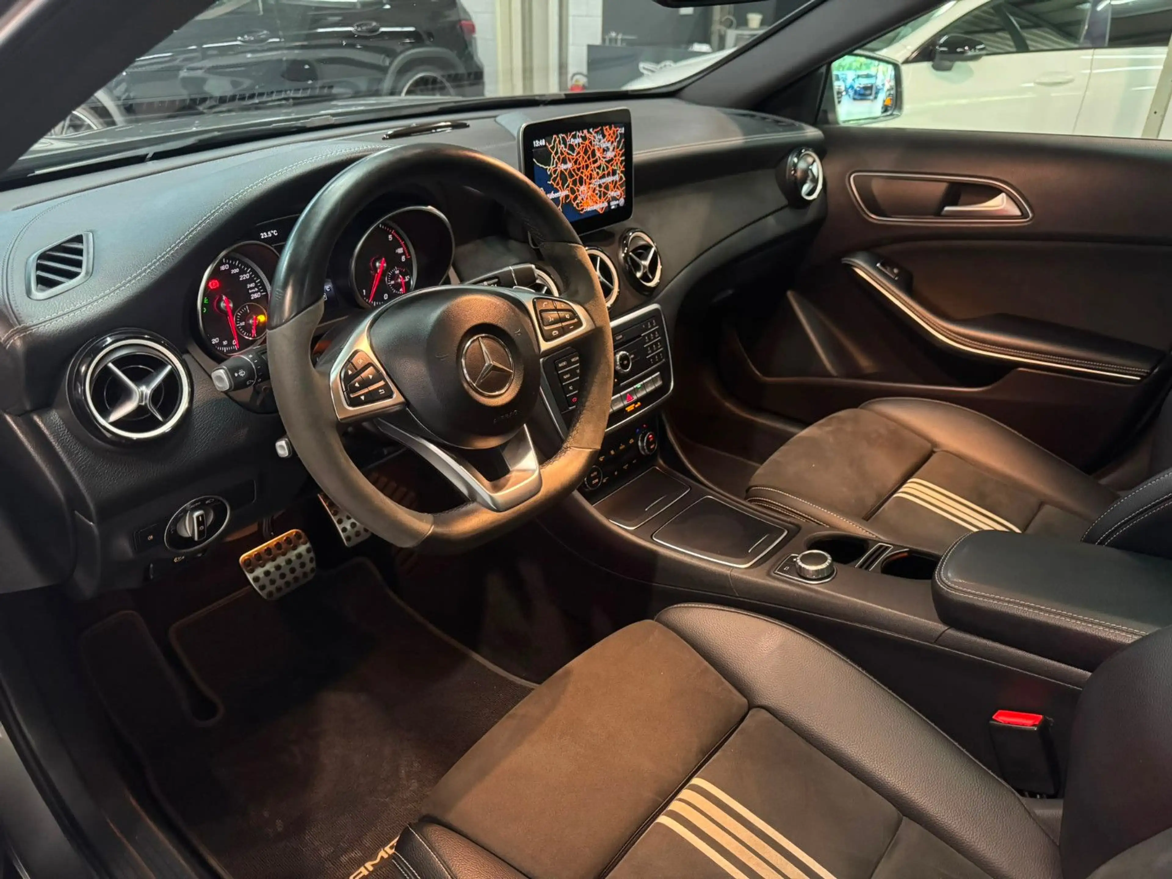 Mercedes-Benz GLA 220 d AMG LINE*AUT*PANO*LED*NAV*T-LEDER*TOWI — photo 11