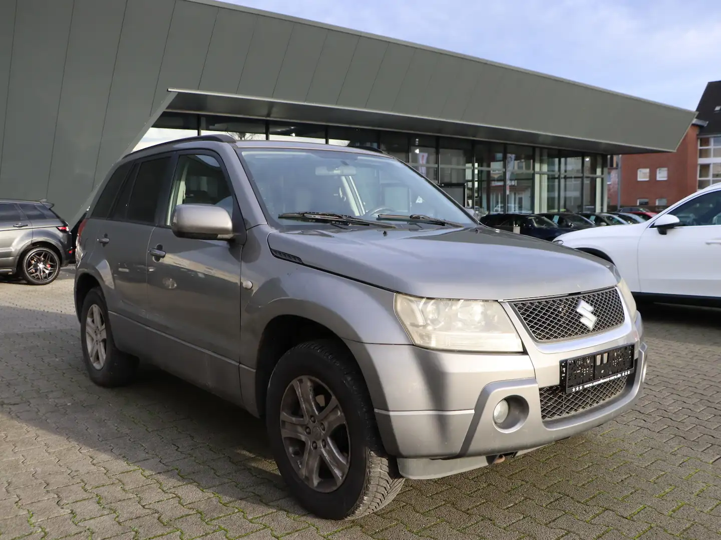 Suzuki Grand Vitara 2.0 AWD CLUB / NAVI / AHK / 2.HAND Grau - 1