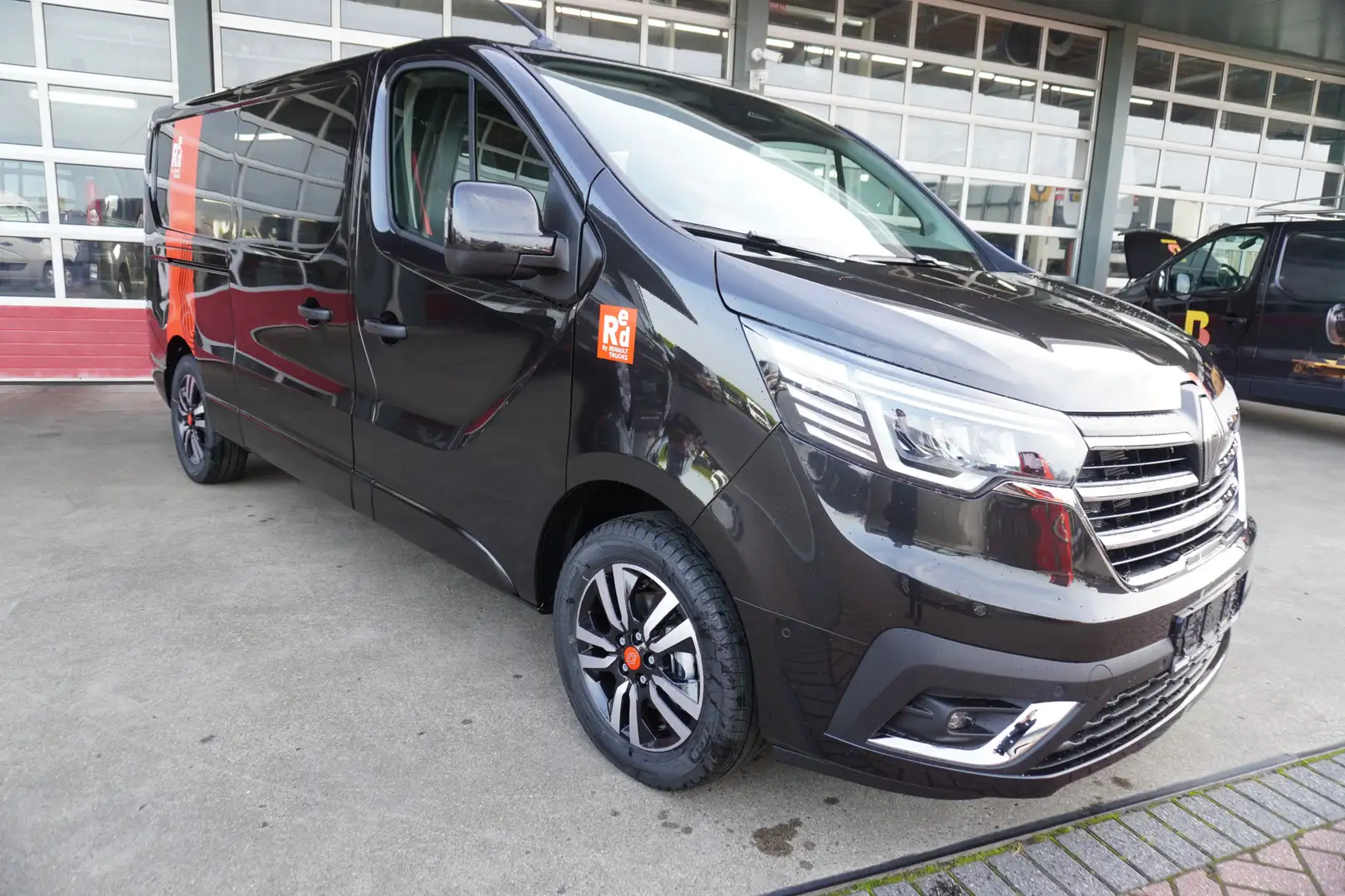 Renault Trafic 2.0 Blue dCi 170pk T30 L2H1 Red Edition Exclusive Černá - 2