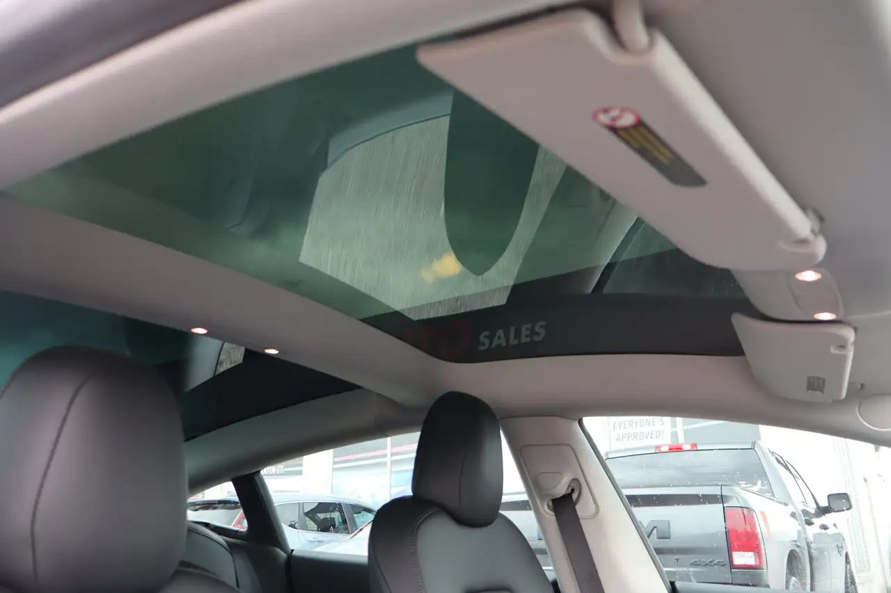 Tesla Model 3 снимка Tesla Model 3