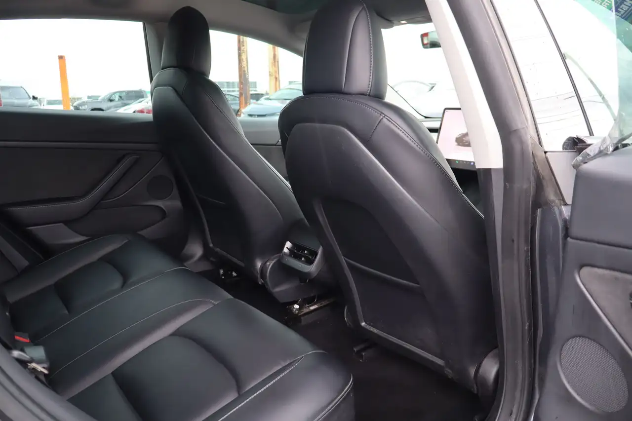 Tesla Model 3 снимка Tesla Model 3