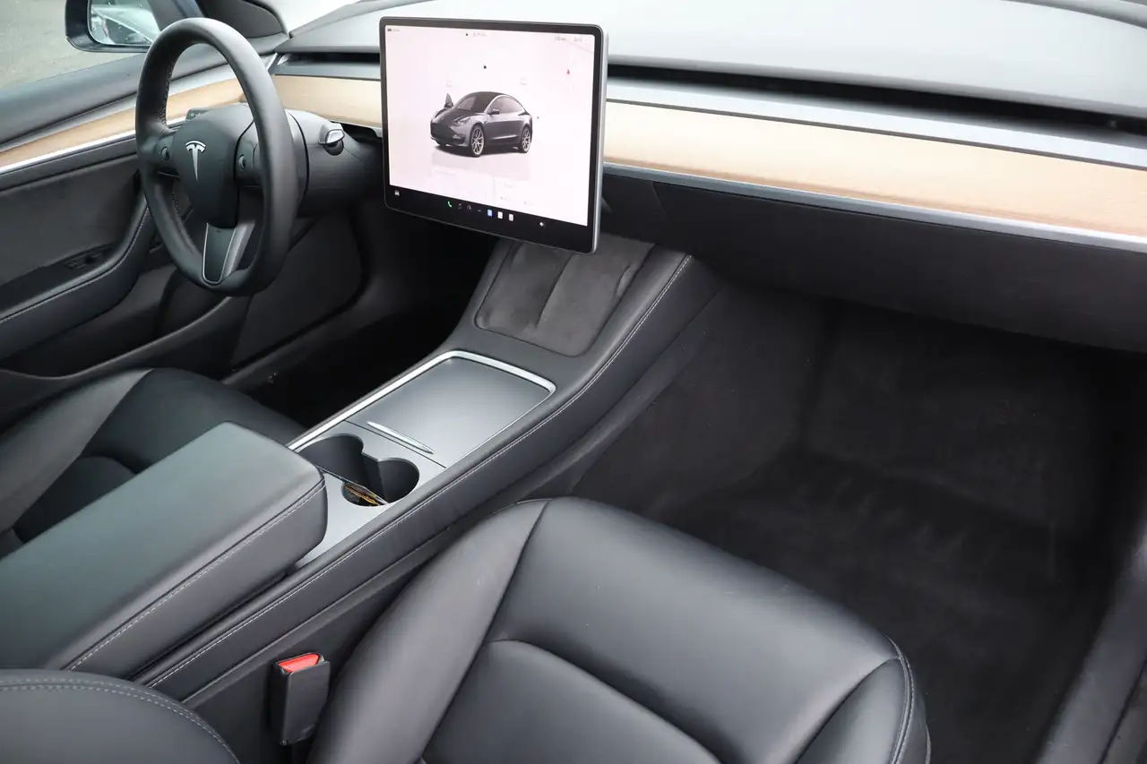Tesla Model 3 снимка Tesla Model 3