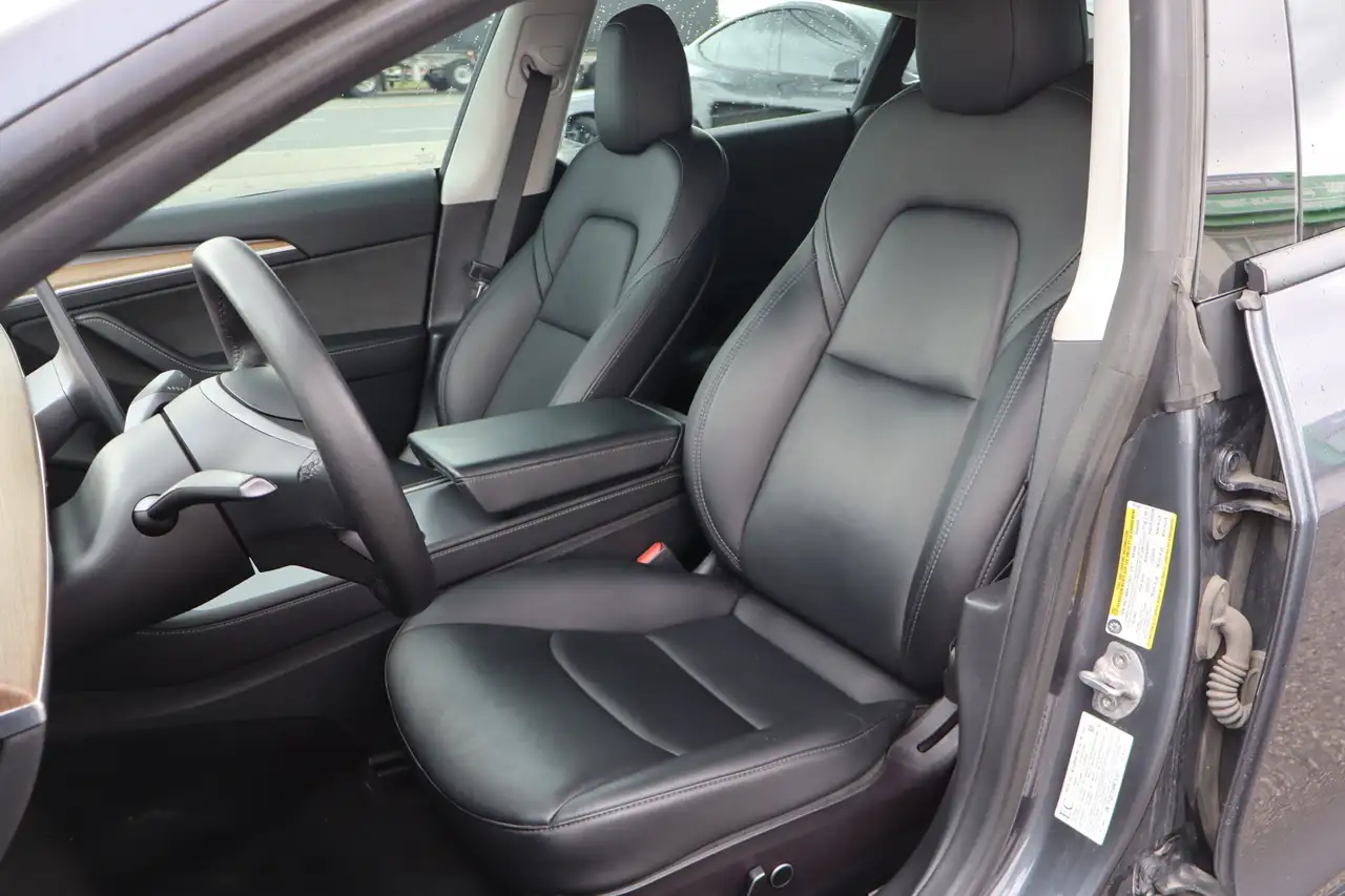 Tesla Model 3 снимка Tesla Model 3
