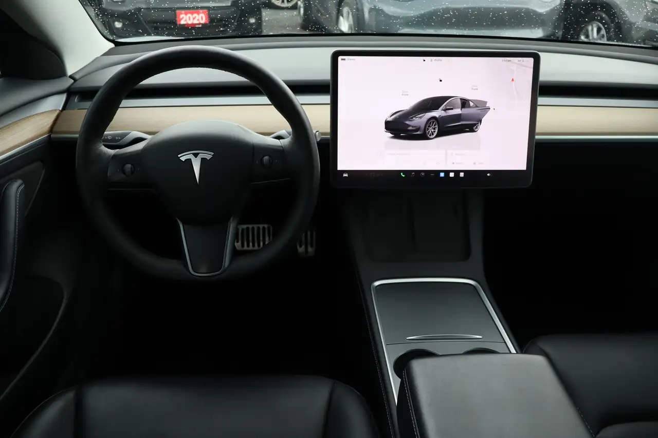 Tesla Model 3 снимка Tesla Model 3