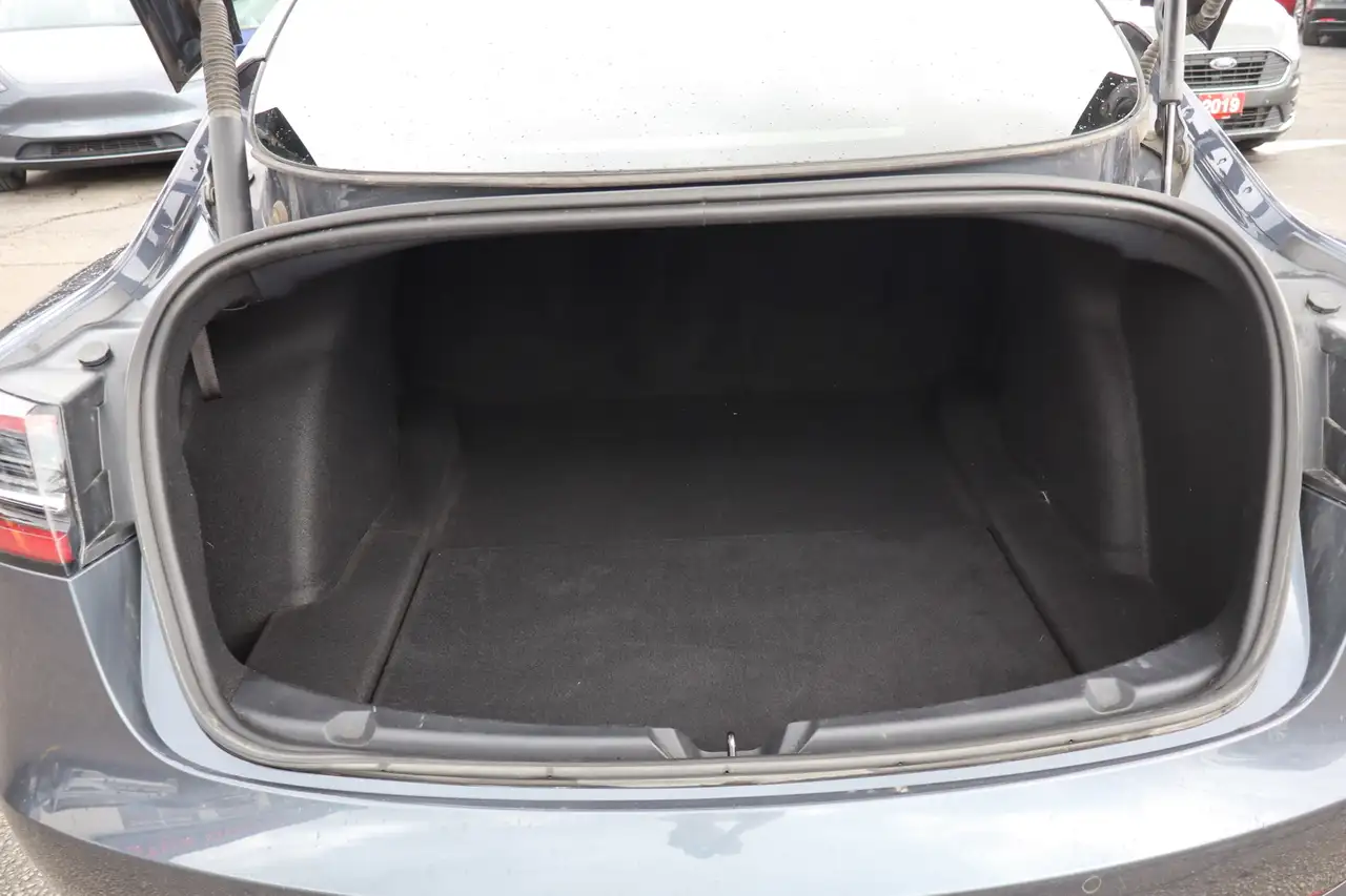 Tesla Model 3 снимка Tesla Model 3