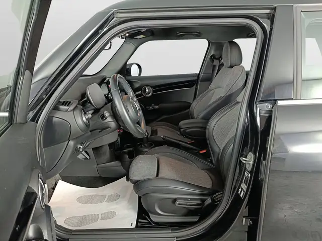 Mini Hatch view 8