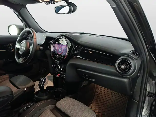 Mini Hatch view 10