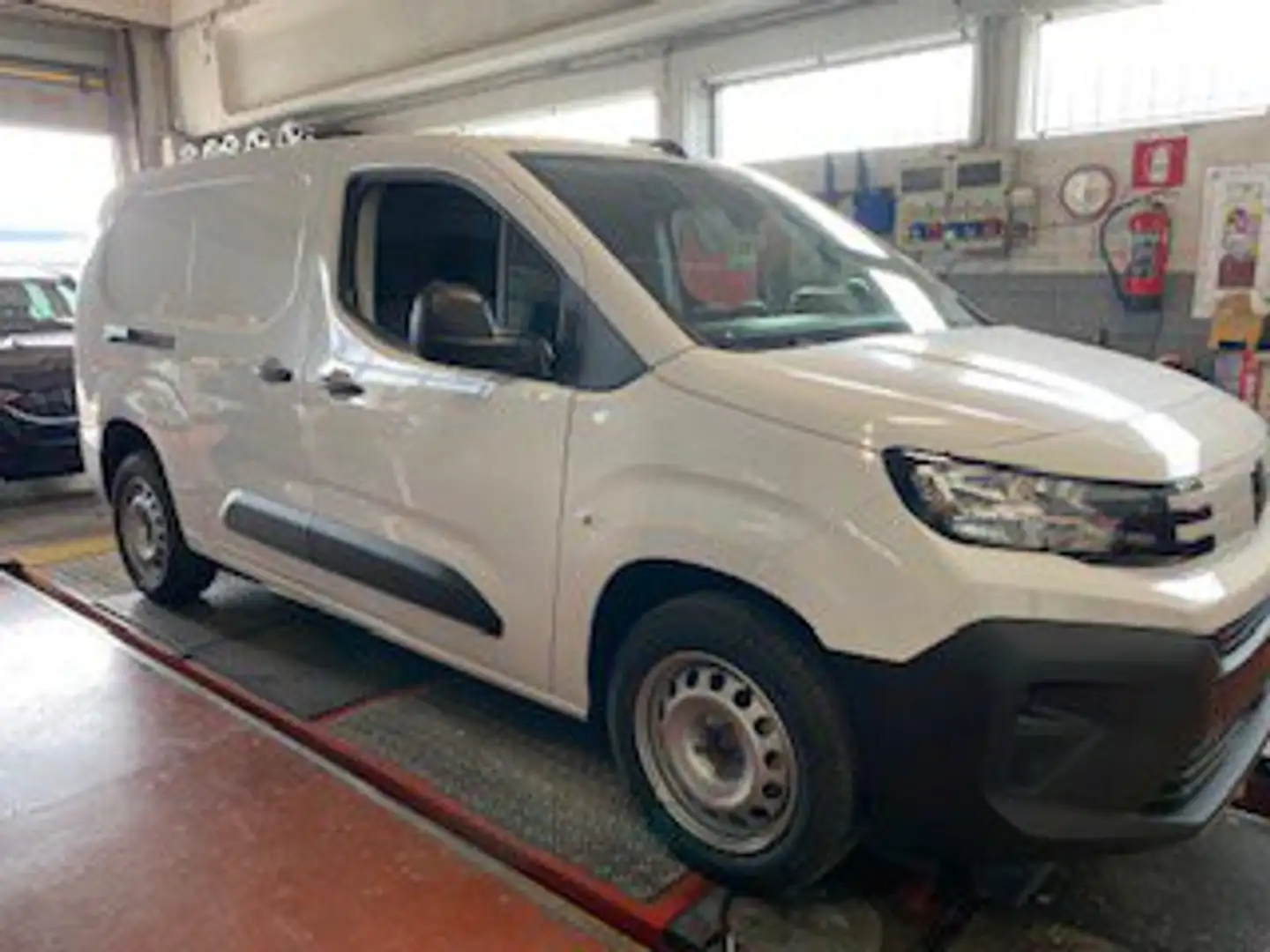 Peugeot Partner BlueHDi 130 CV S&S PL Furgone Alb - 1