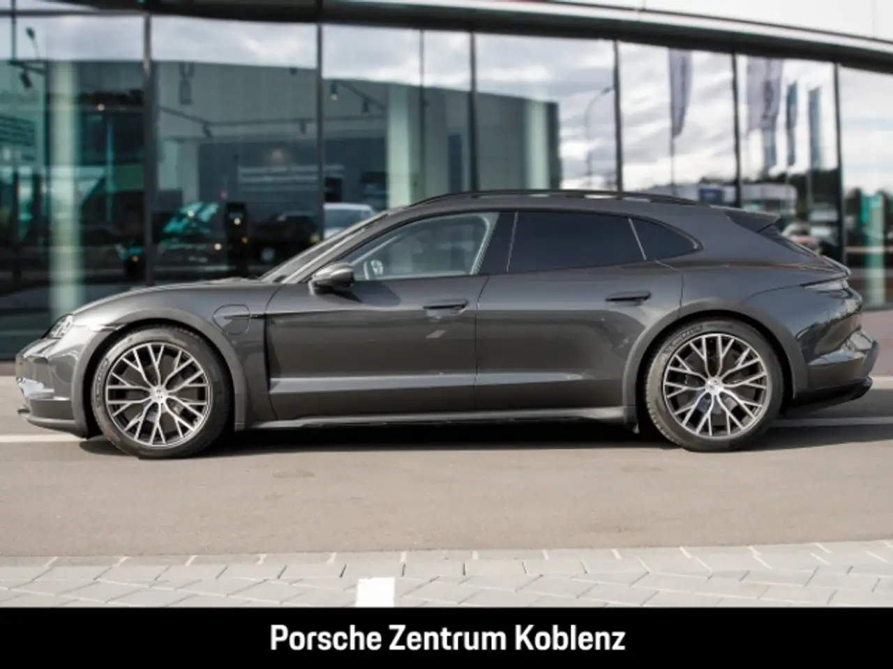 Porsche Taycan 4 Cross Turismo 2