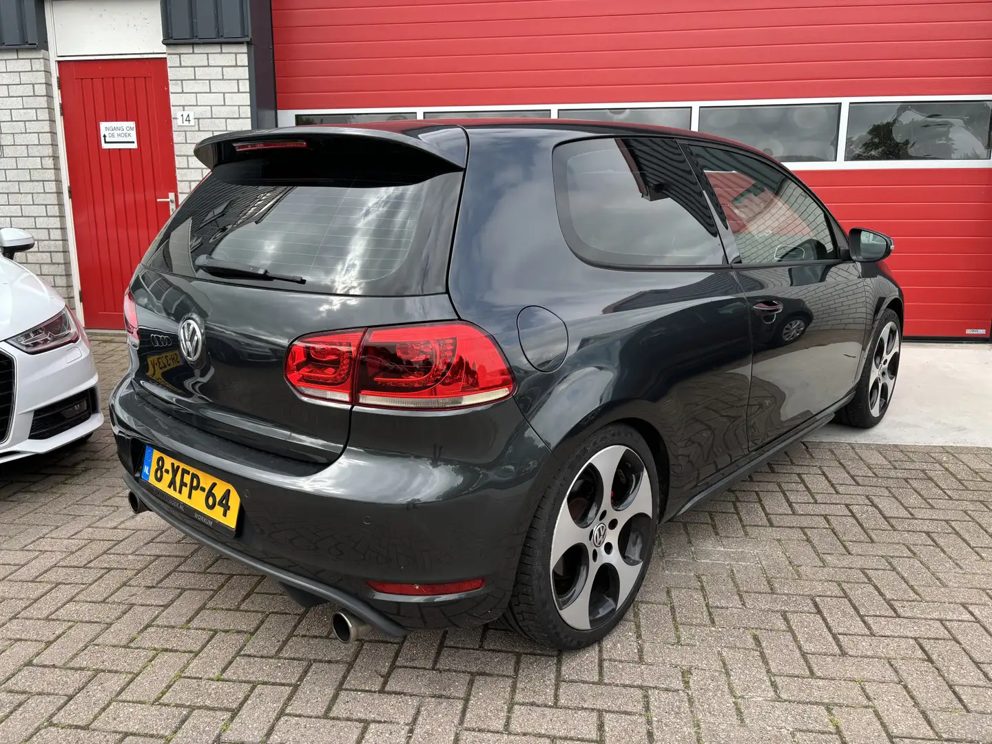 Volkswagen Golf GTI 2.0 XENON / LED ACHTER / TREKHAAK / STOELVERW / NA Grijs - 2