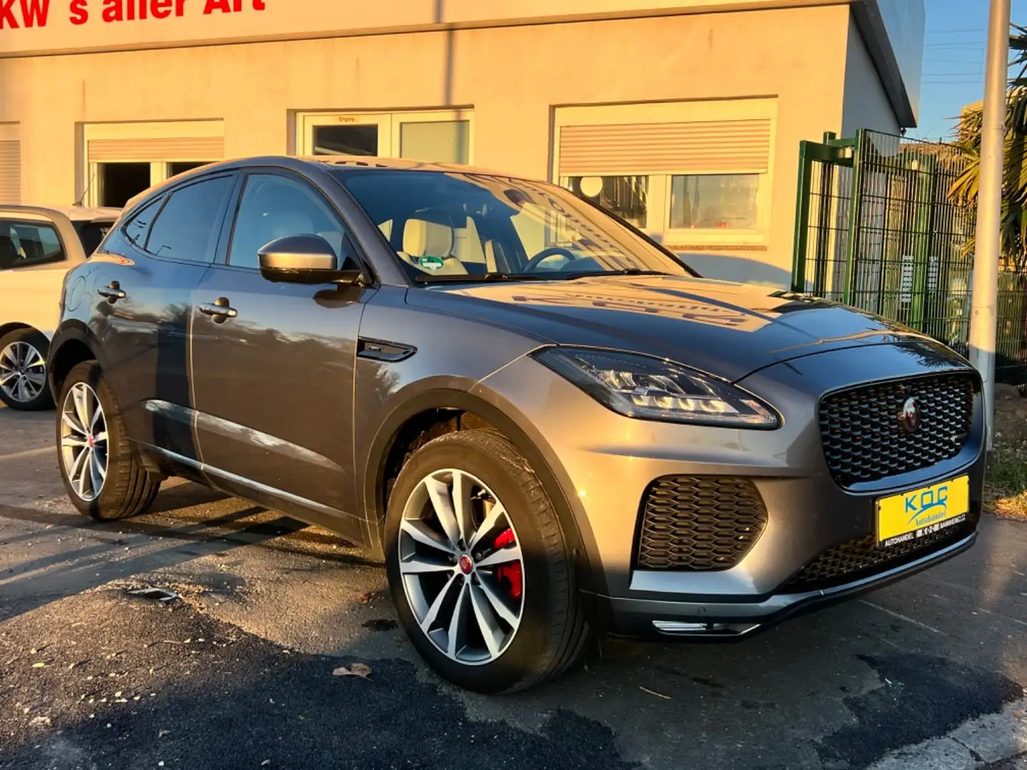 Jaguar E-Pace E-PACE R-Dynamic SE AWD / 8-Fach Bereift Grau - 1