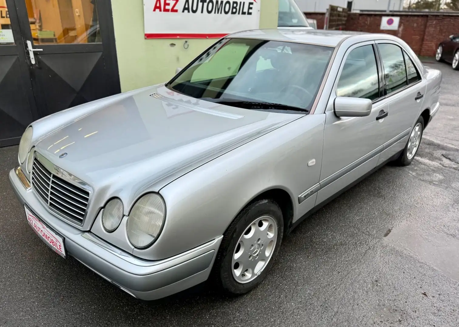 Mercedes-Benz E 230 *Neue TÜV*39.000Km* Silber - 1