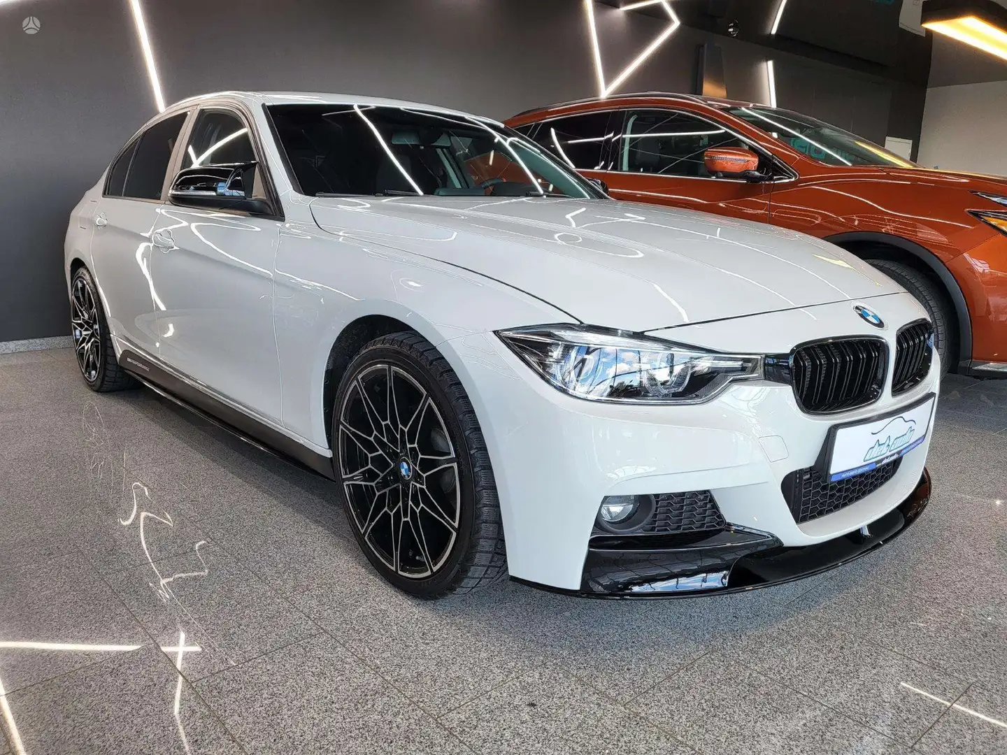 BMW 320 320i mit M Competition Paket Leder Kamera Navi Weiß - 2