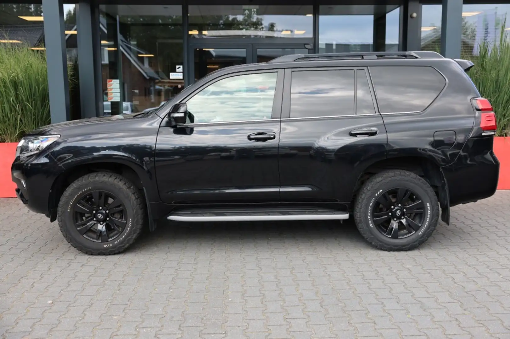 Toyota Land Cruiser 2.8 D-4D 5DRS LOUNGE B/E TREKKER A/T 5 SITZ VAN Zwart - 2