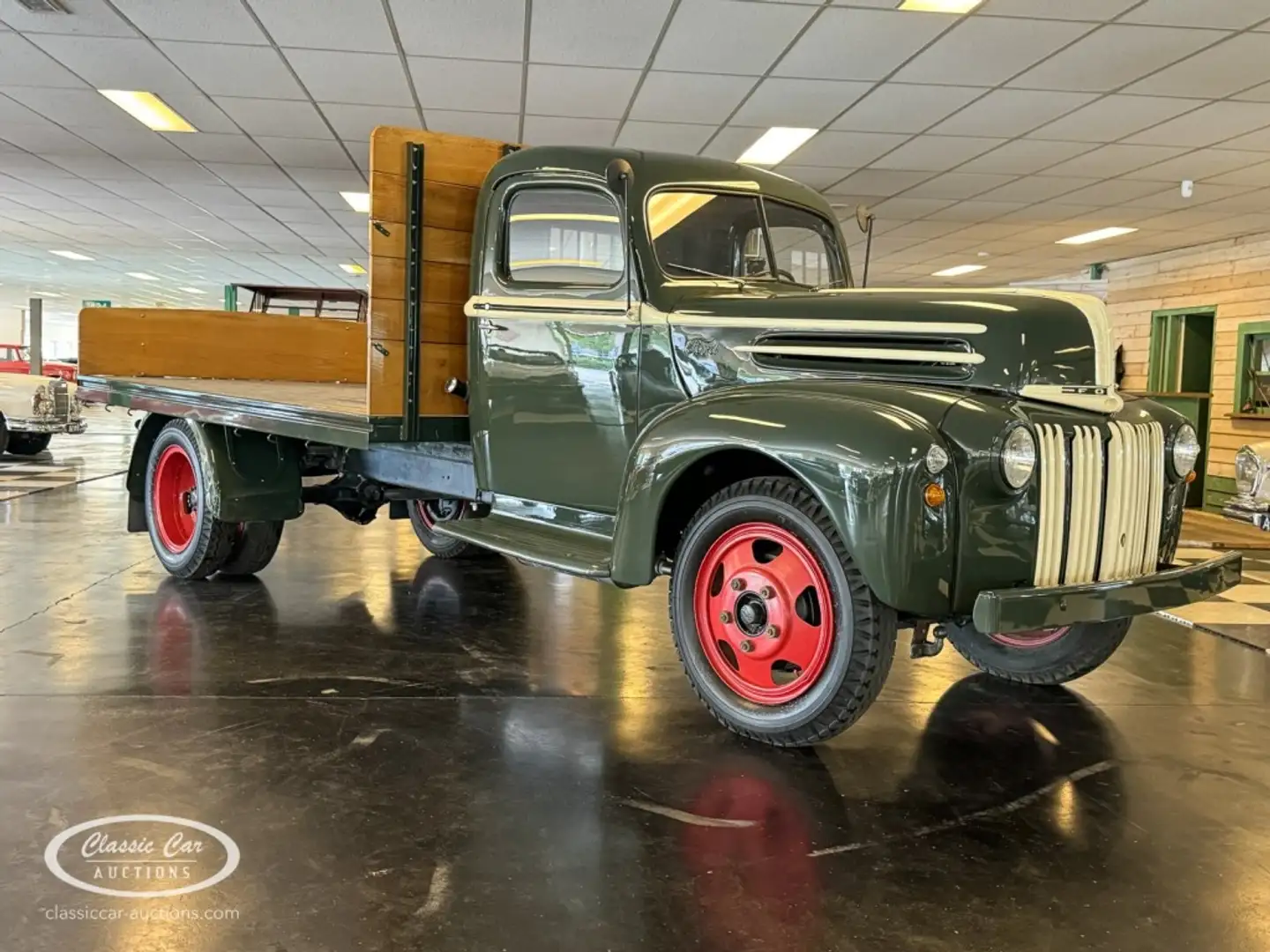 Ford V8 Flatbed  - ONLINE AUCTION Vert - 1