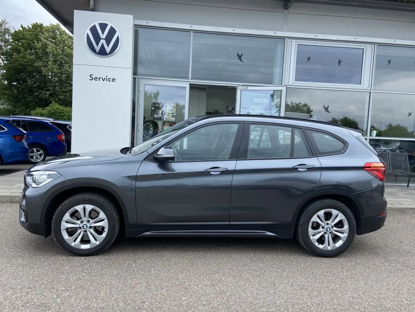 BMW X1 xDrive 20 d Sport Line 18"+AHK+PANO+HEAD-UP+K Grau - 2
