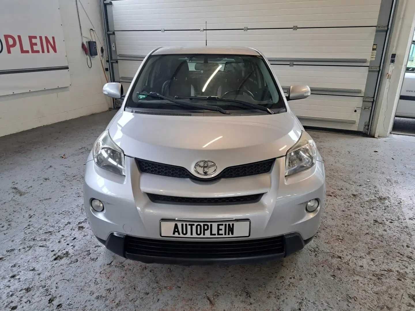 Toyota Urban Cruiser 1.3 VVT-i Dynamic Grijs - 2