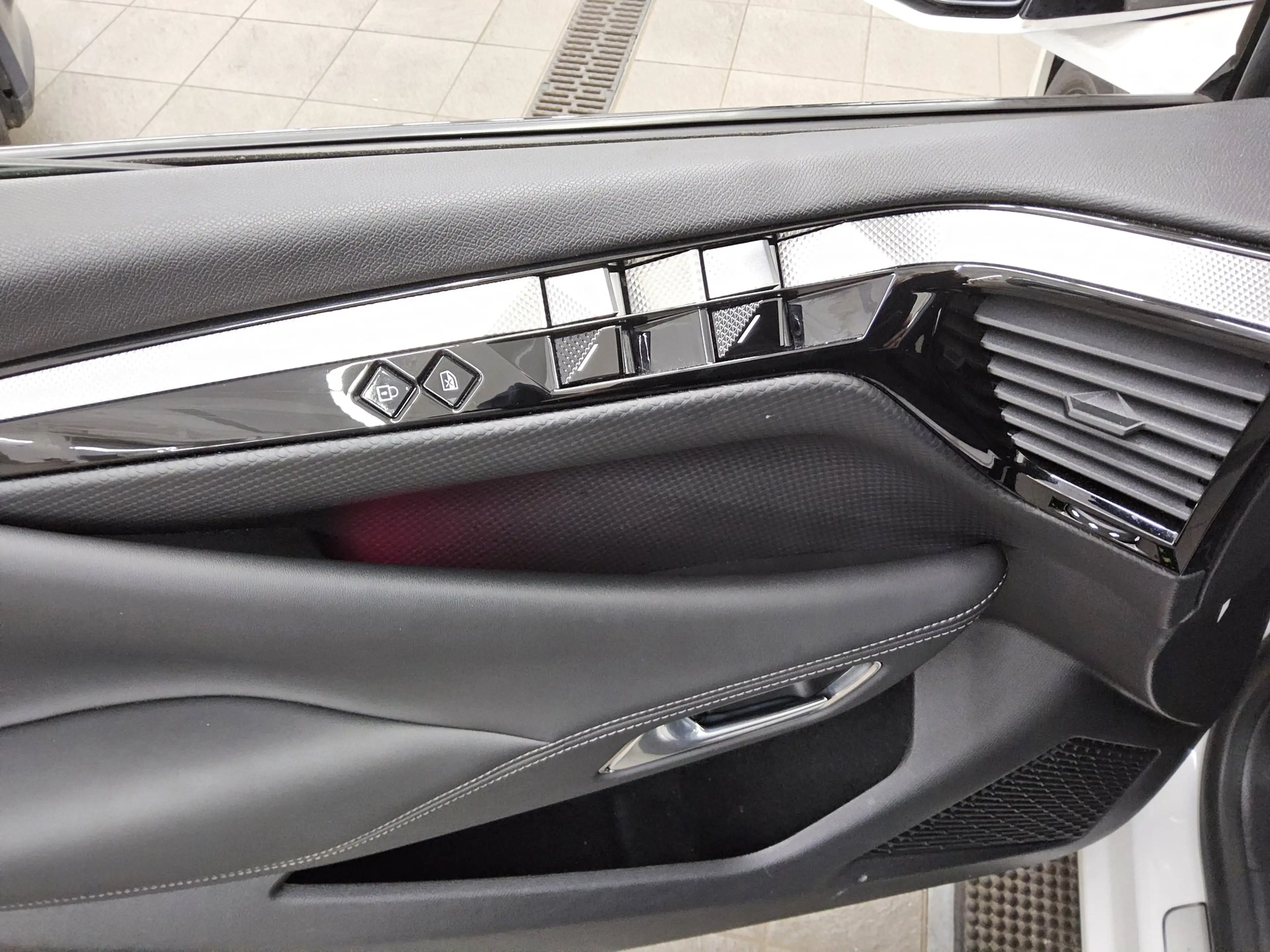 DS Automobiles DS 4 4 1.5 BlueHDI Cross Rivoli Navi LED HuD Focal — photo 10