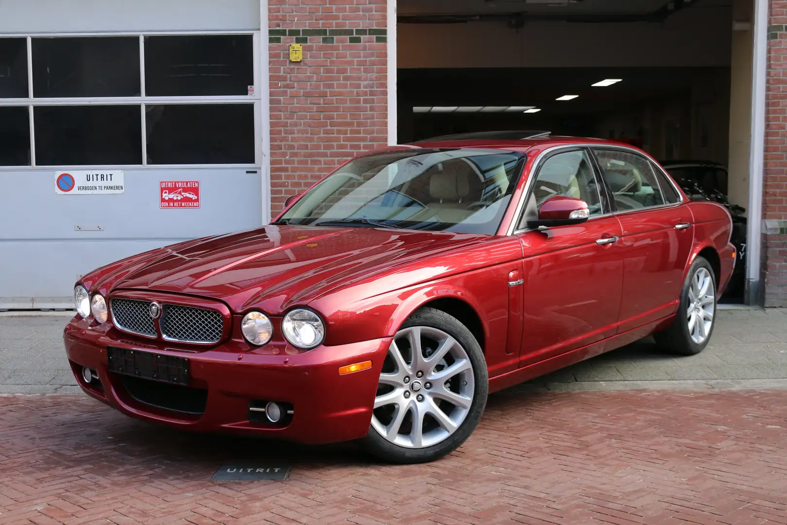 Jaguar XJ (X358) Rouge - 1