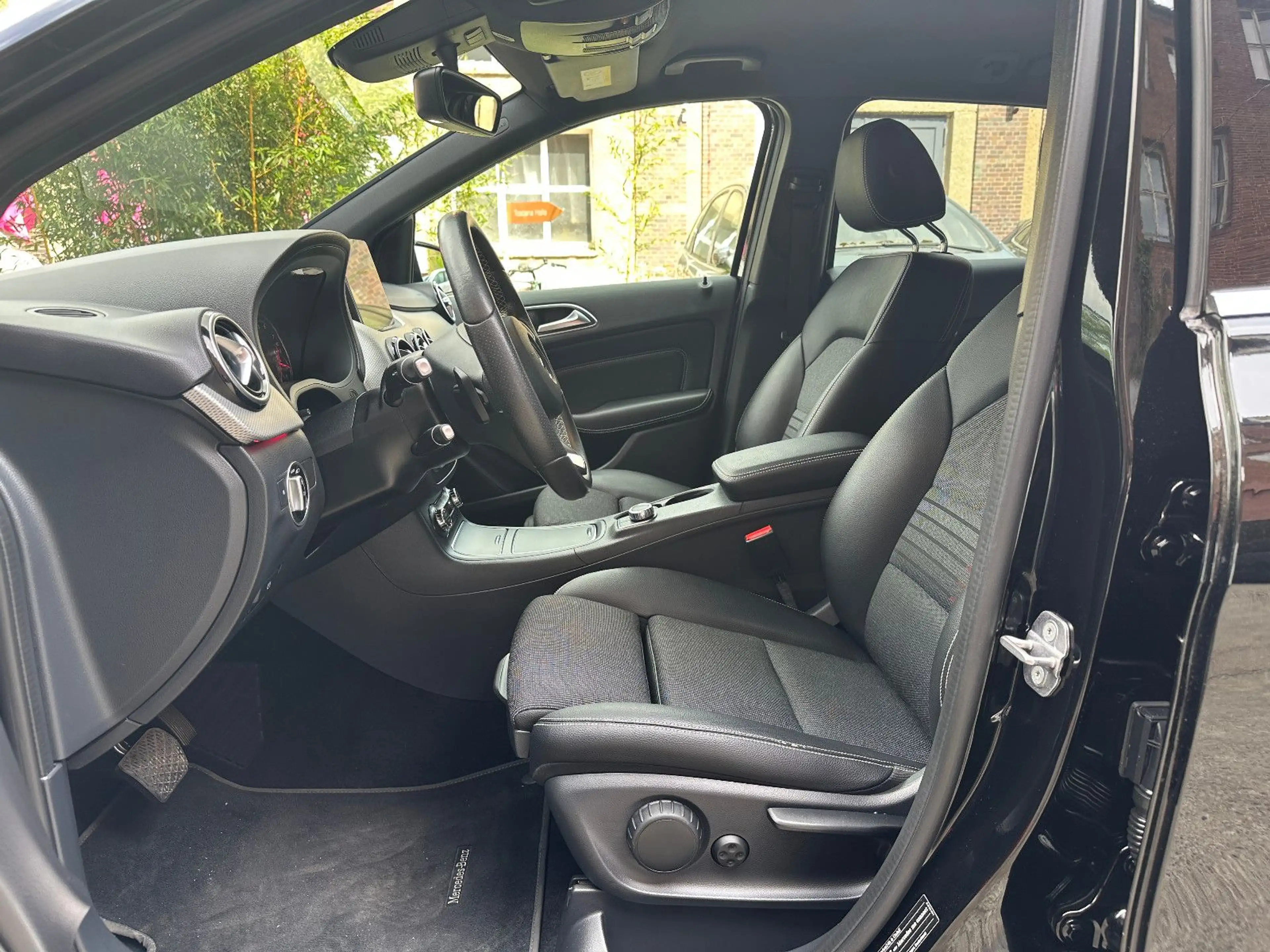 Mercedes-Benz B 220 4Matic  AUTOMATIK + KLIMAAUTOMATIK — photo 4