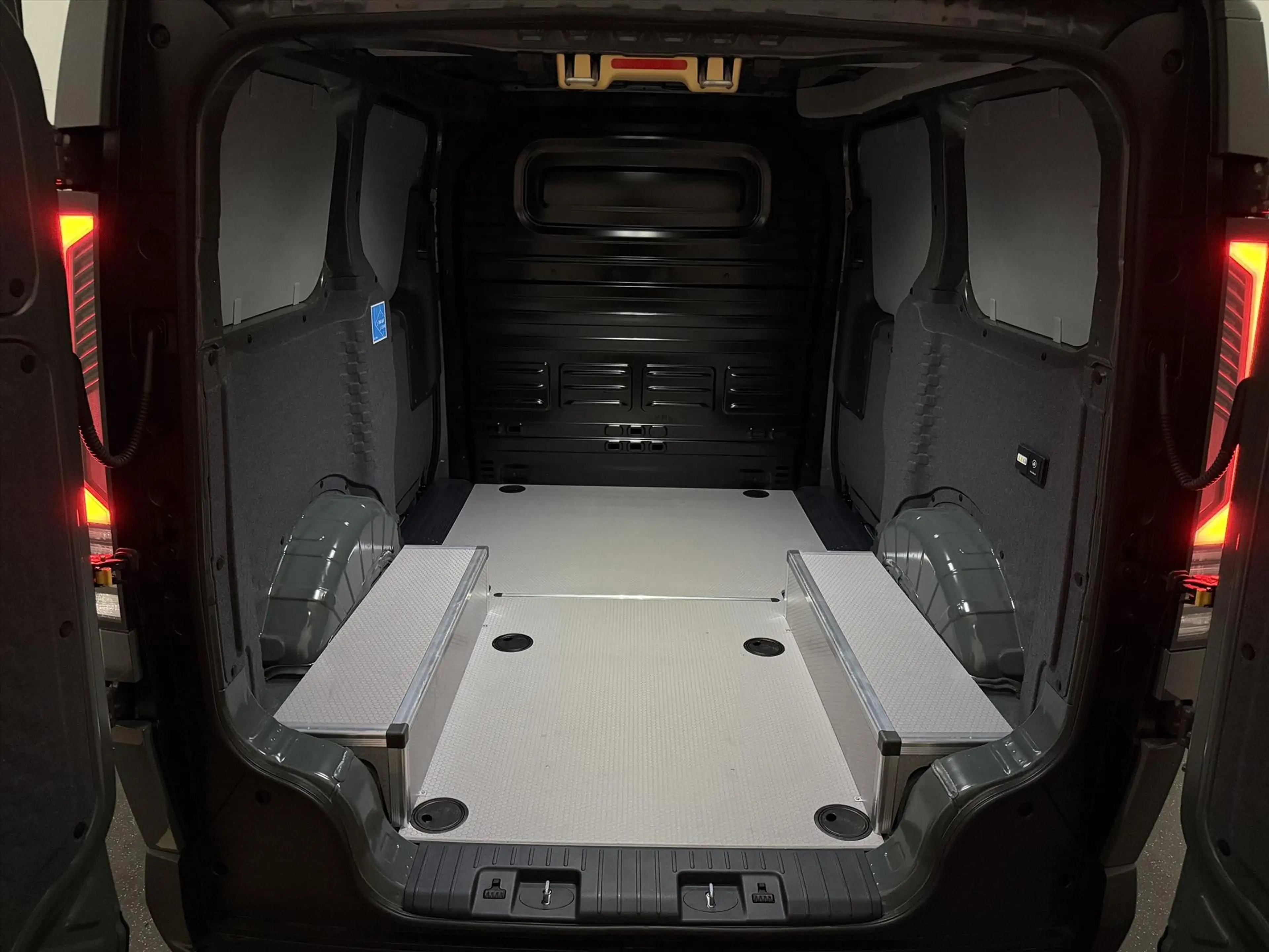 Kia PV5 Cargo GB 71,2 kWh 163pk L2H1 Plus — photo 6