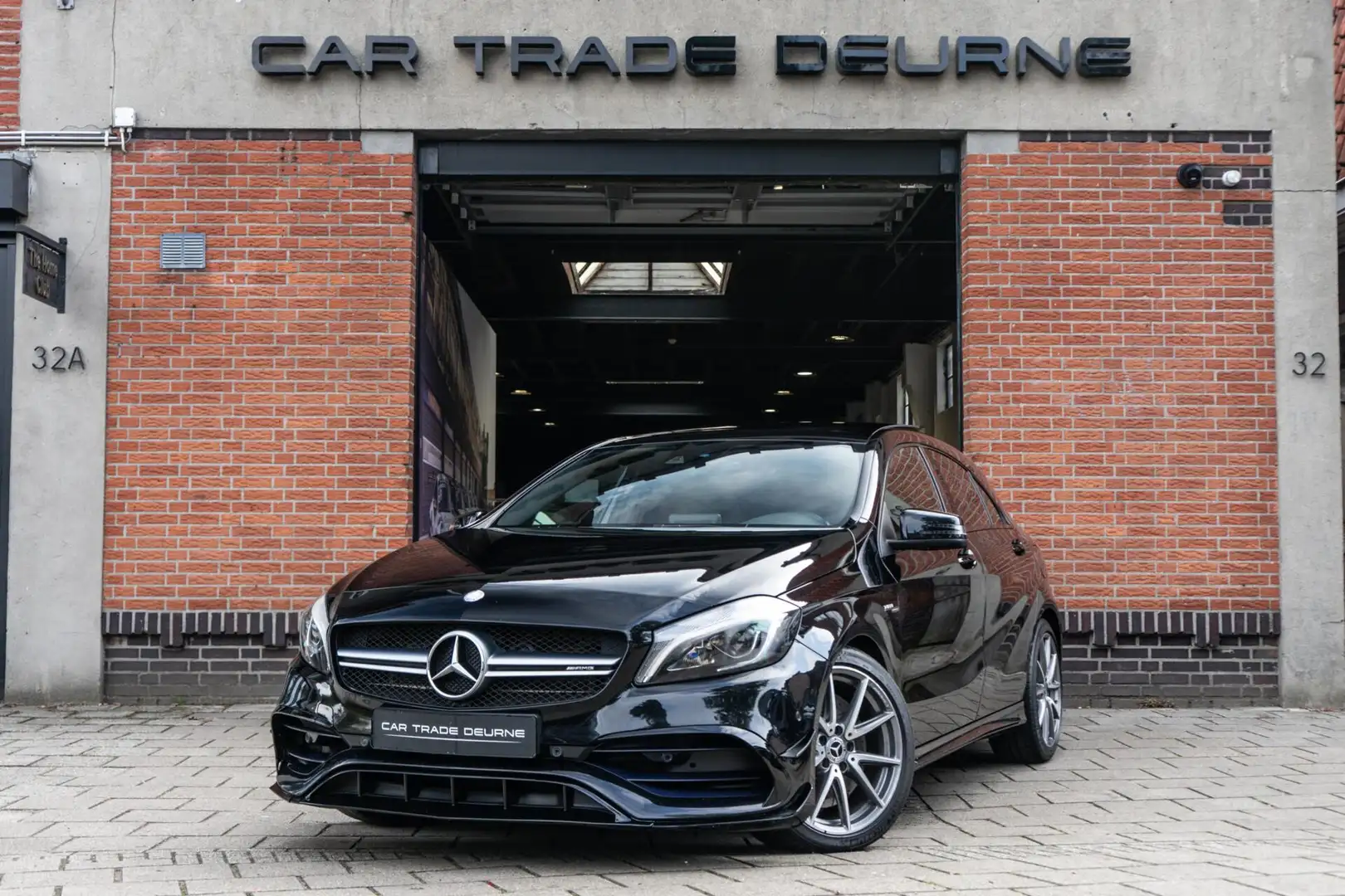 Mercedes-Benz A 45 AMG 4MATIC Pano / H&K / ACC Zwart - 1