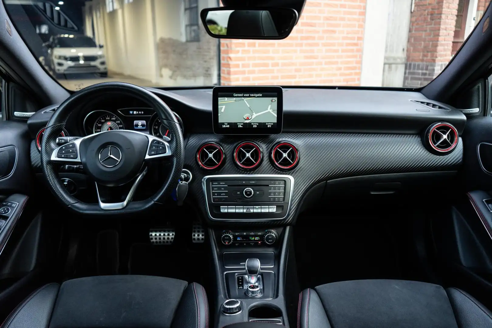 Mercedes-Benz A 45 AMG 4MATIC Pano / H&K / ACC Zwart - 2