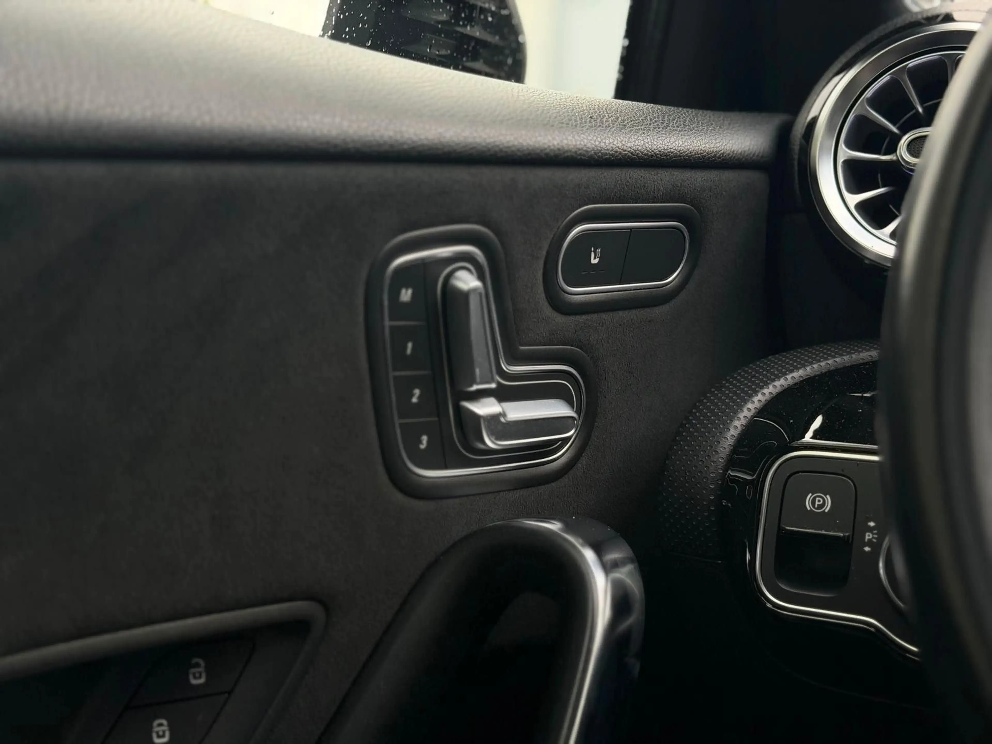 Mercedes-Benz A 200 A200 AMG NIGHT/HUD/PANO/MEMRY/BURM/KAMERA/AMBIEN — photo 13