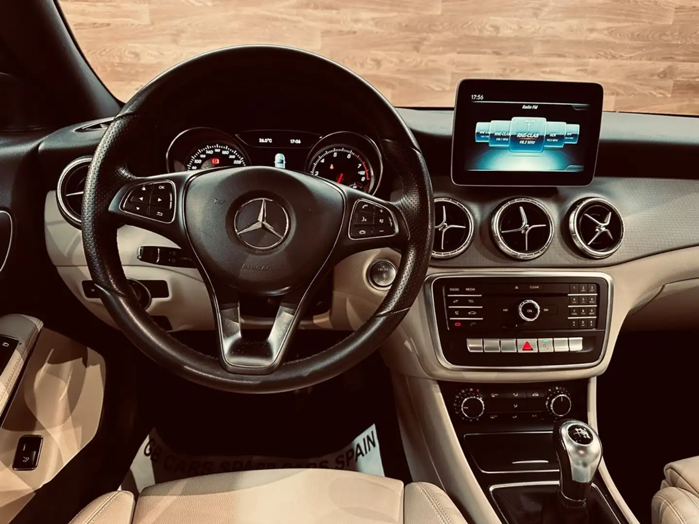 Mercedes-Benz CLA 180 Schwarz - 2