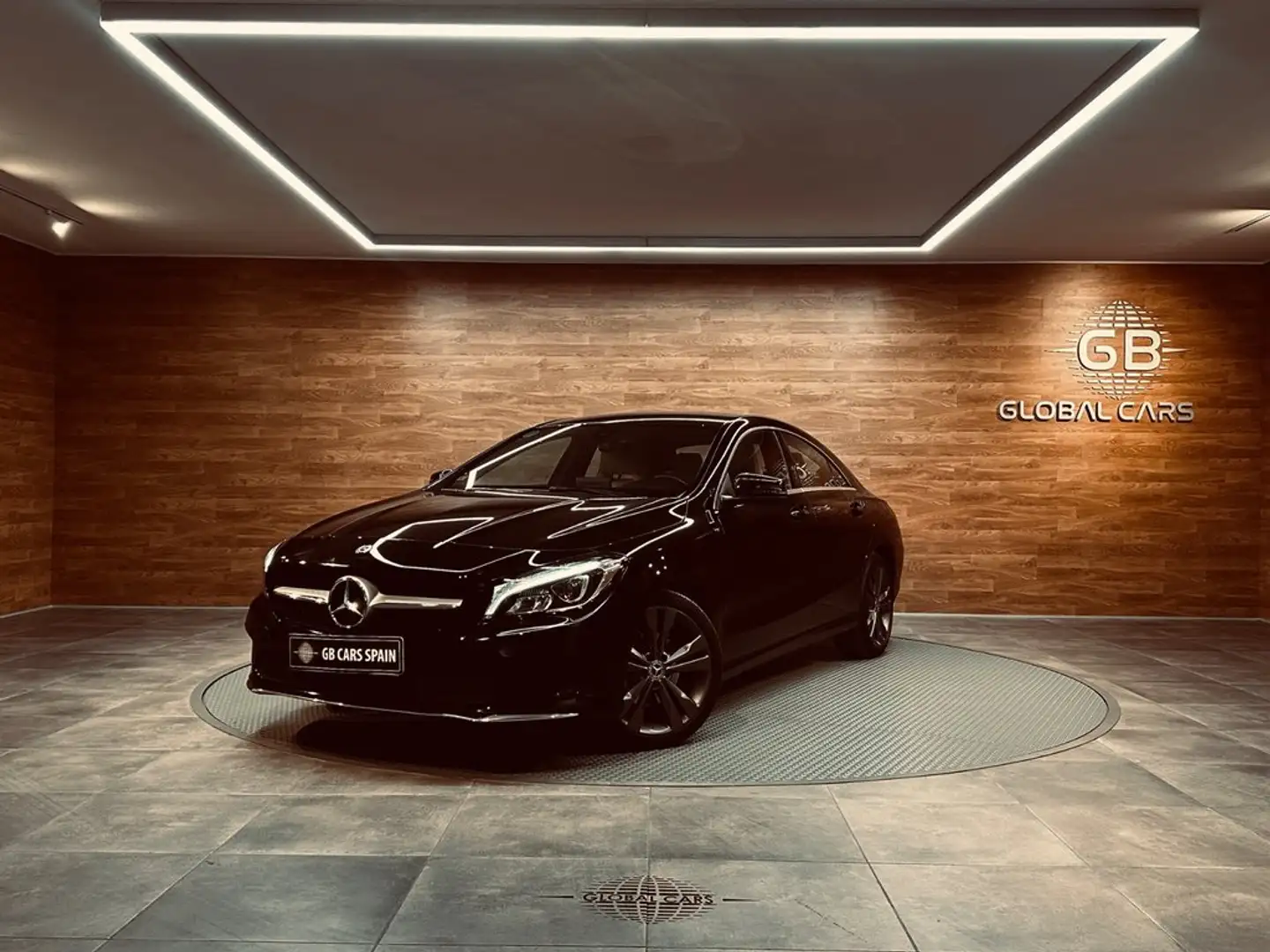 Mercedes-Benz CLA 180 Schwarz - 1