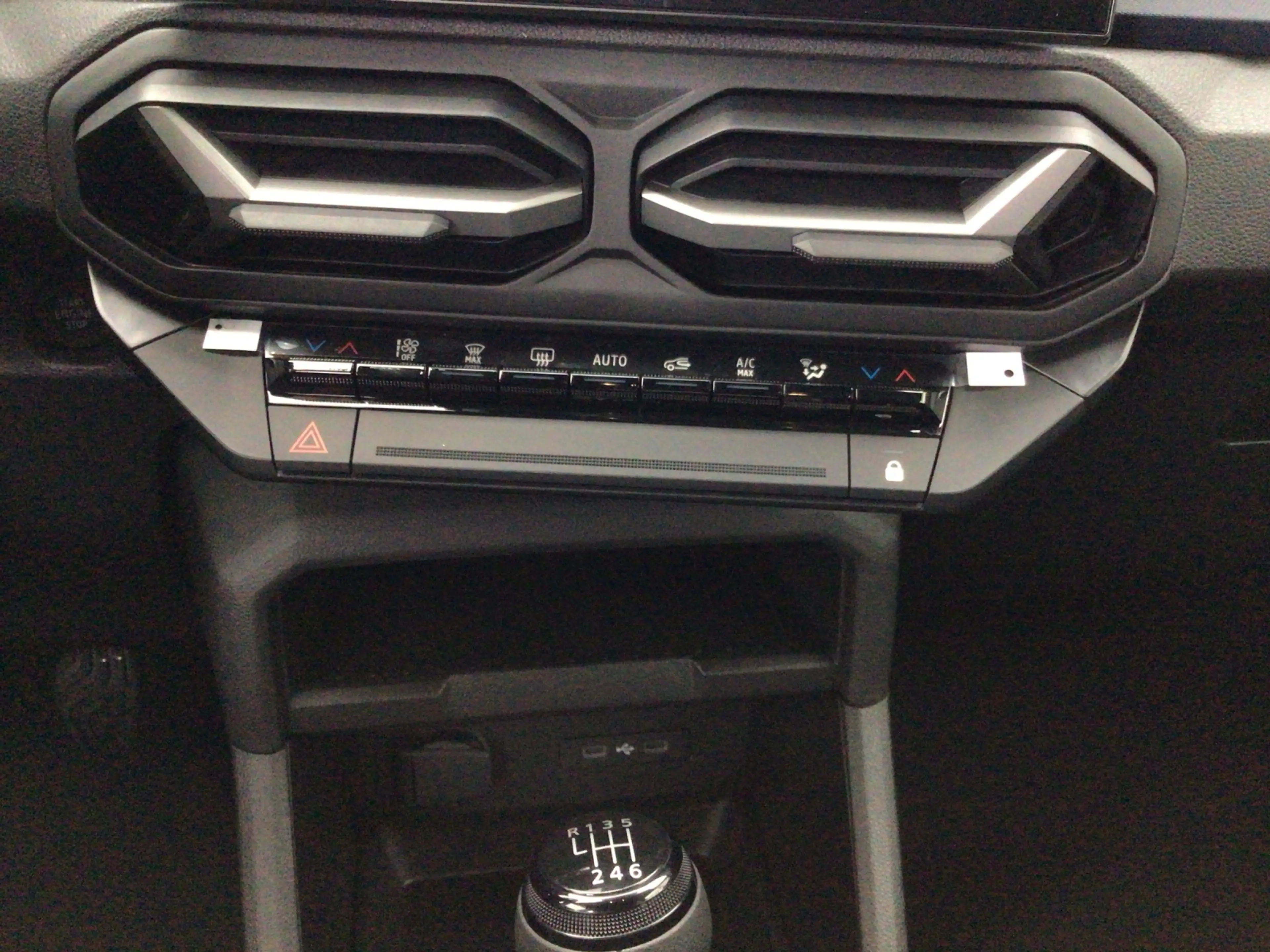 Dacia Bigster TCe 140 Mild Hybrid Expression — photo 14