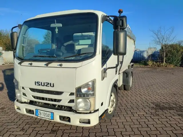Isuzu NPR Guida destra con compattatore per rifiuti