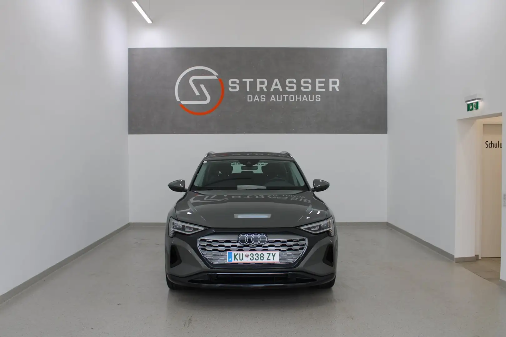 Audi Q8 55 e-tron quattro business Grau - 2