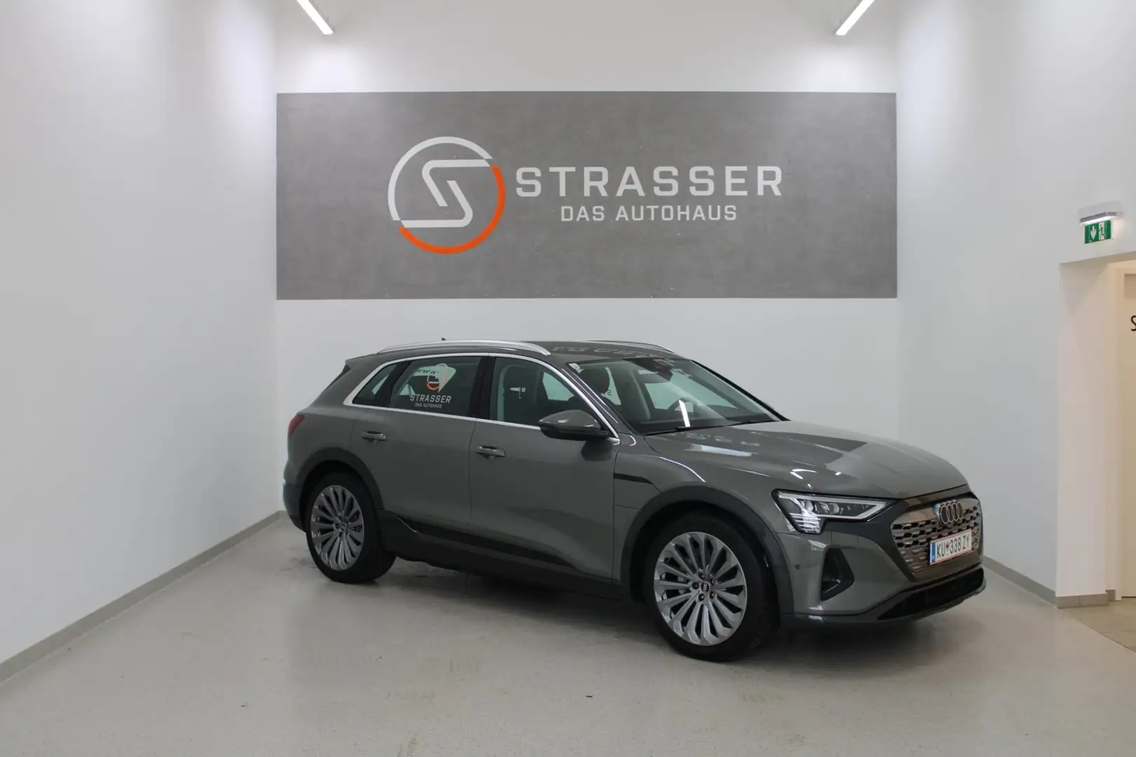 Audi Q8 55 e-tron quattro business Grau - 1