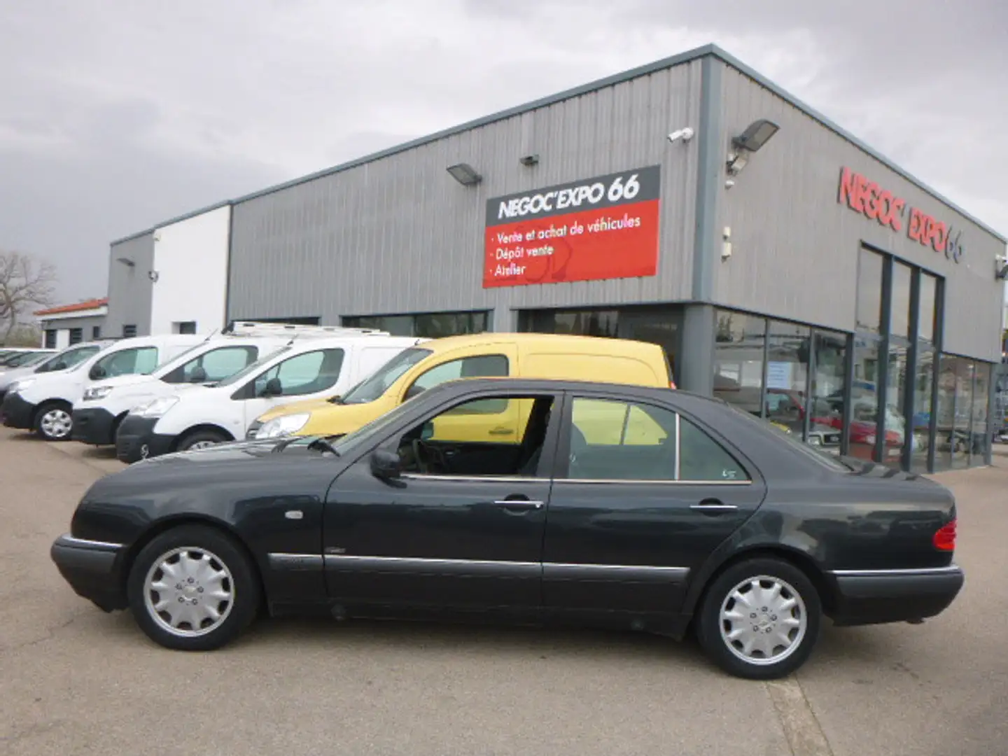 Mercedes-Benz E 420 Elgance A Grau - 2