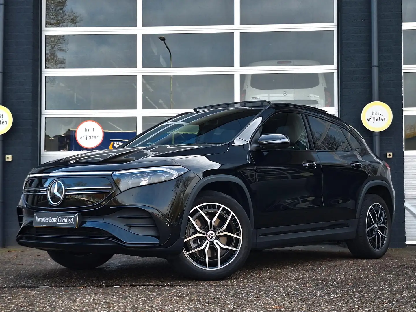 Mercedes-Benz EQA 250 250+ Business Edition 71 kWh | AMG Line | Panorama Zwart - 2